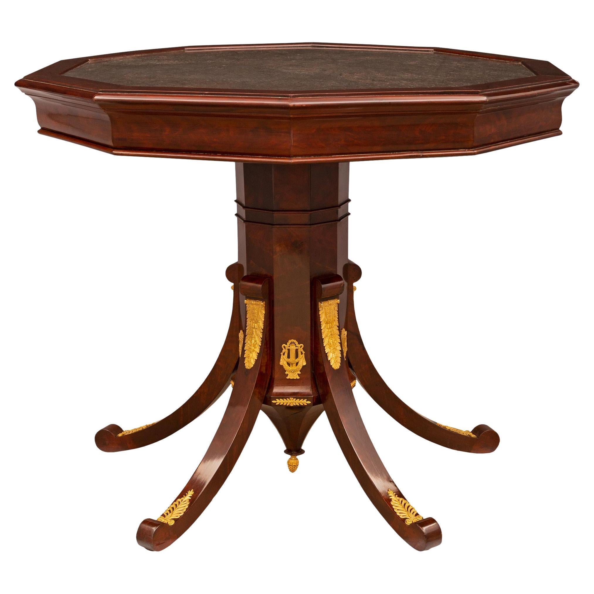 Table Centrale Italienne De Style N oclassique Du 19 me Si cle En Table Centrale Italienne De Style N oclassique Du 19 me Si cle En