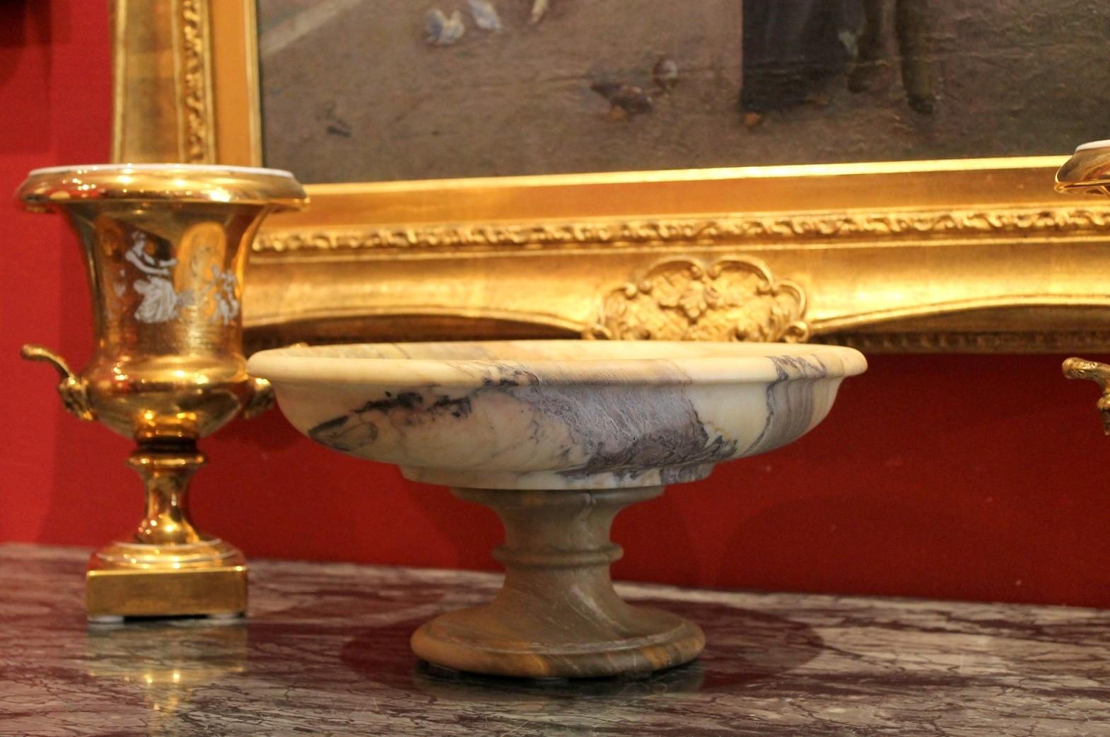 Grand Tour Bol ou centre de table en marbre africain blanc et crème-beige flamboyant du 19ème siècle en vente