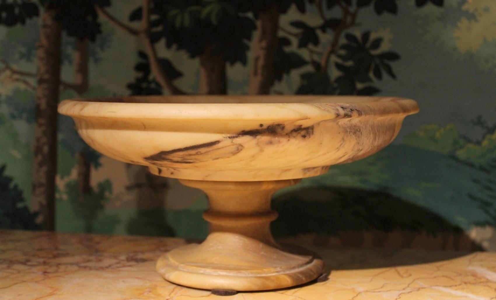 Italian 19th Century Neoclassical Marble Bowl on Pedestal or Tazza Centerpiece  In Good Condition For Sale In Firenze, IT