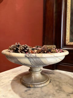 Ciotola in marmo neoclassica del XIX secolo su piedistallo o centrotazza