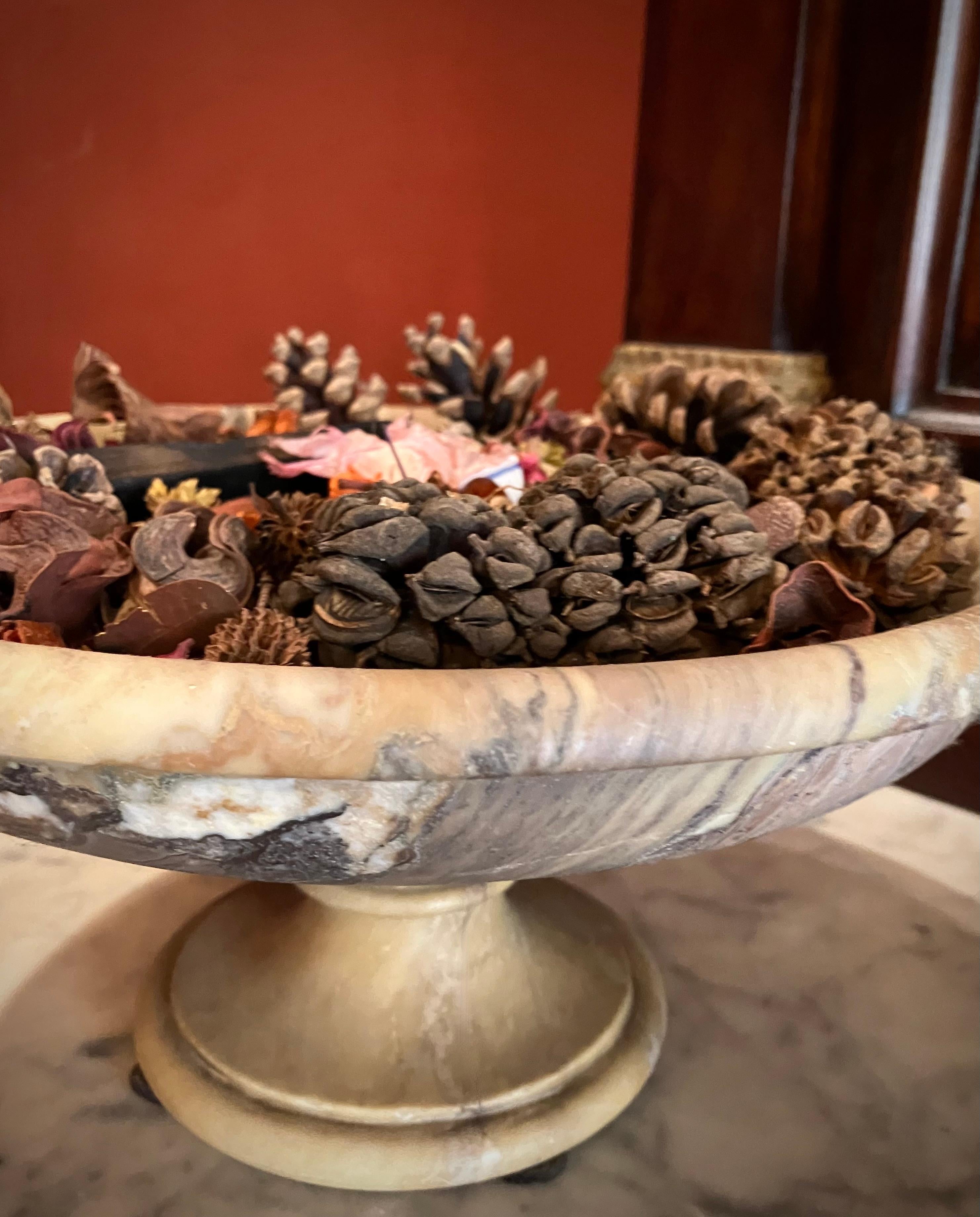 Fait main Bol ou centre de table en marbre africain blanc et crème-beige flamboyant du 19ème siècle en vente