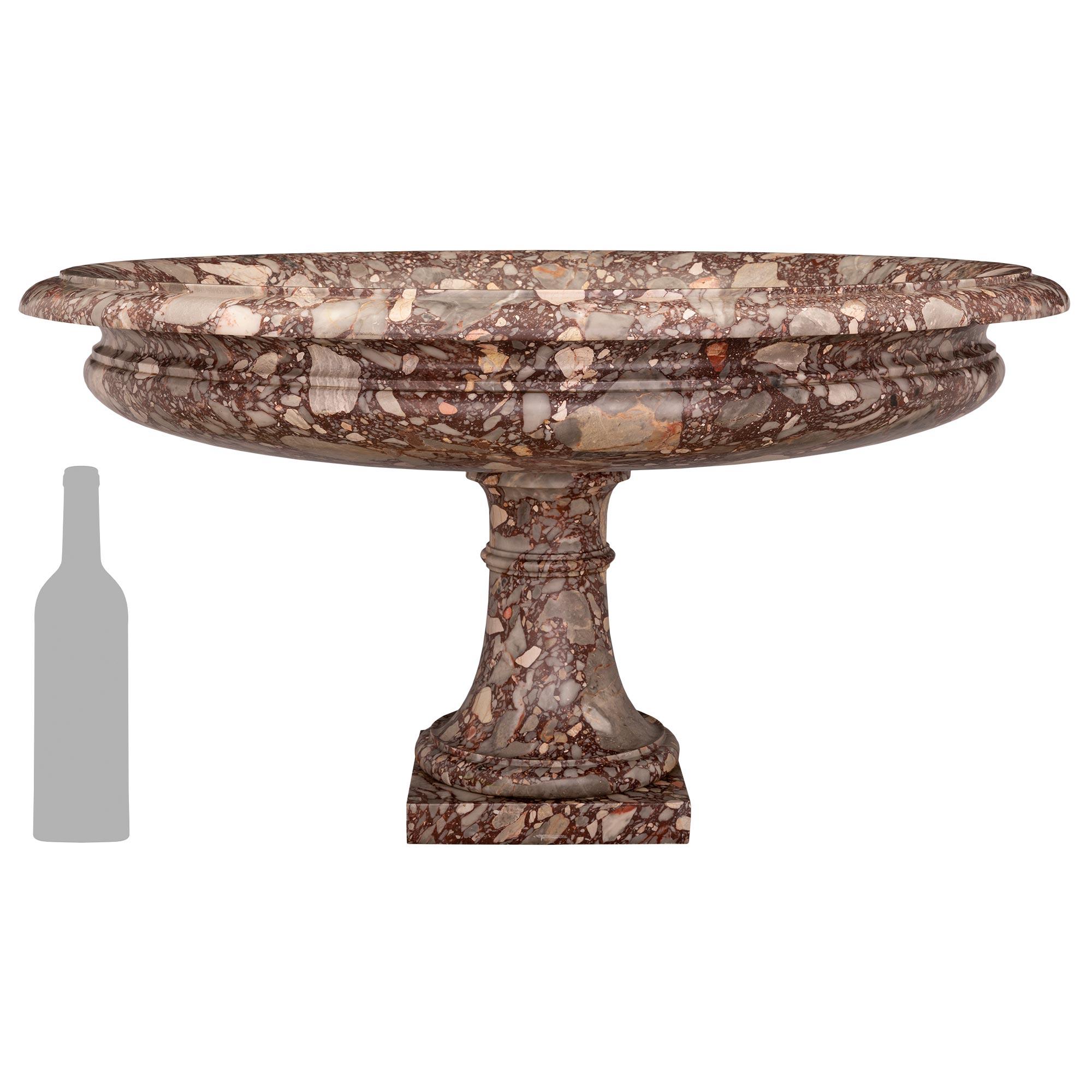 Una splendida e imponente stufa neoclassica italiana del XIX secolo. Breccia de Bourgogne in marmo. L'imponente urna è sollevata da una base quadrata sotto il piedistallo a forma di socle con un'elegante fascia screziata avvolgente. La bella ciotola