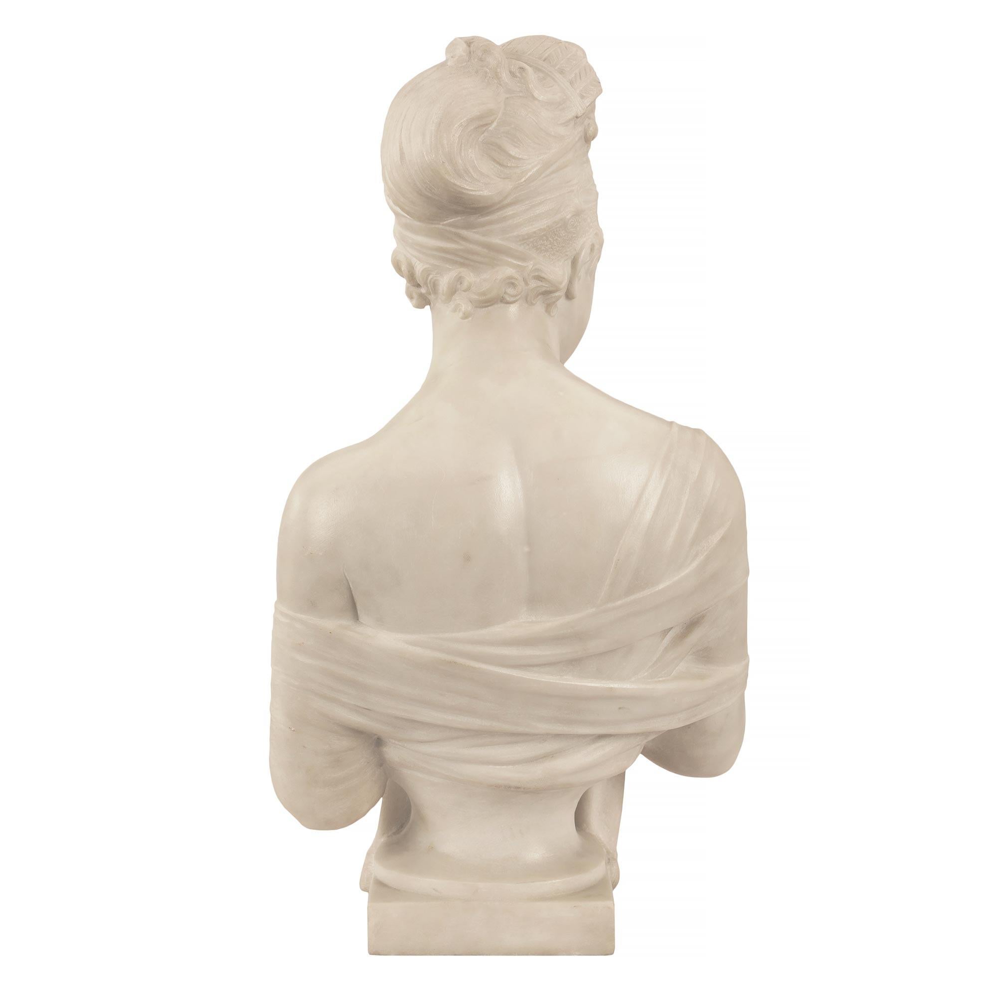 Italienische neoklassizistische italienische Carrara-Marmorbüste der Juliette Recamier aus dem 19. Jahrhundert im Angebot 1