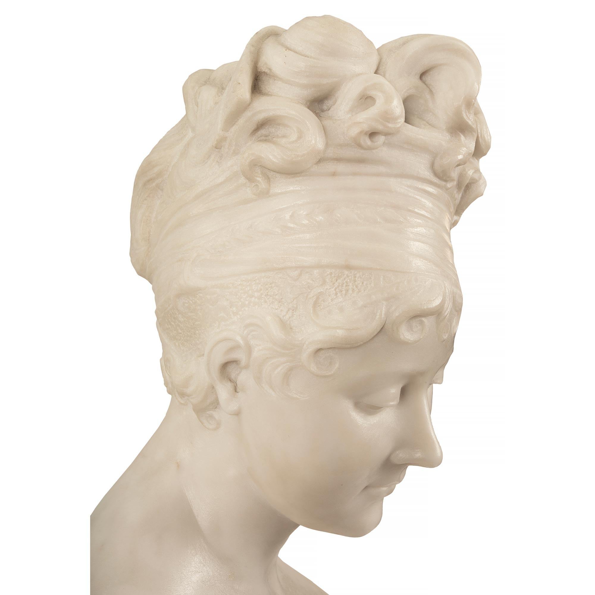 Italienische neoklassizistische italienische Carrara-Marmorbüste der Juliette Recamier aus dem 19. Jahrhundert im Angebot 4