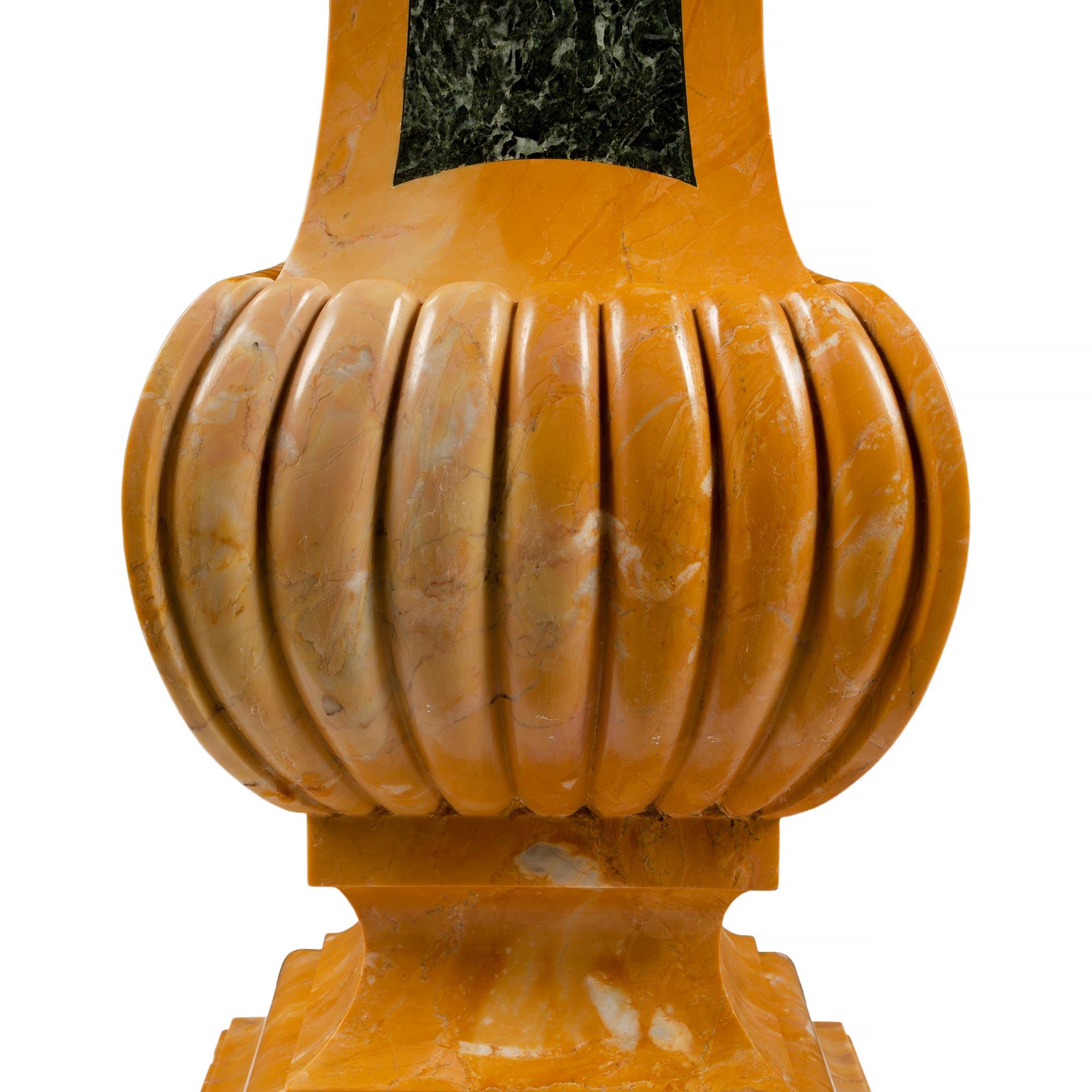 Marmo Uccelliera/Planter in marmo neoclassico italiano del XIX secolo in vendita