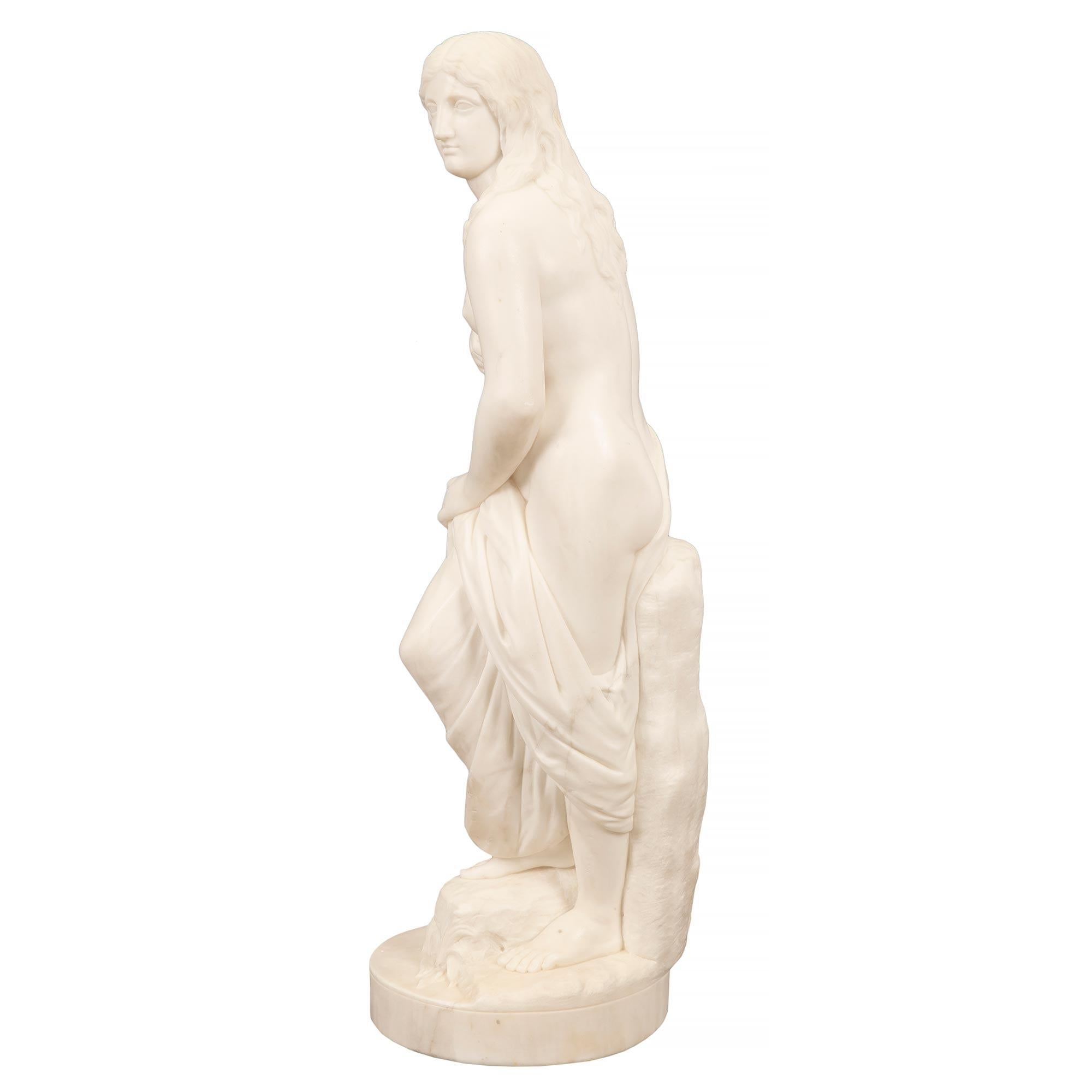 Italian 19th Century Neoclassical St. Marble Statue Of “La Baigneuse” In Good Condition For Sale In West Palm Beach, FL