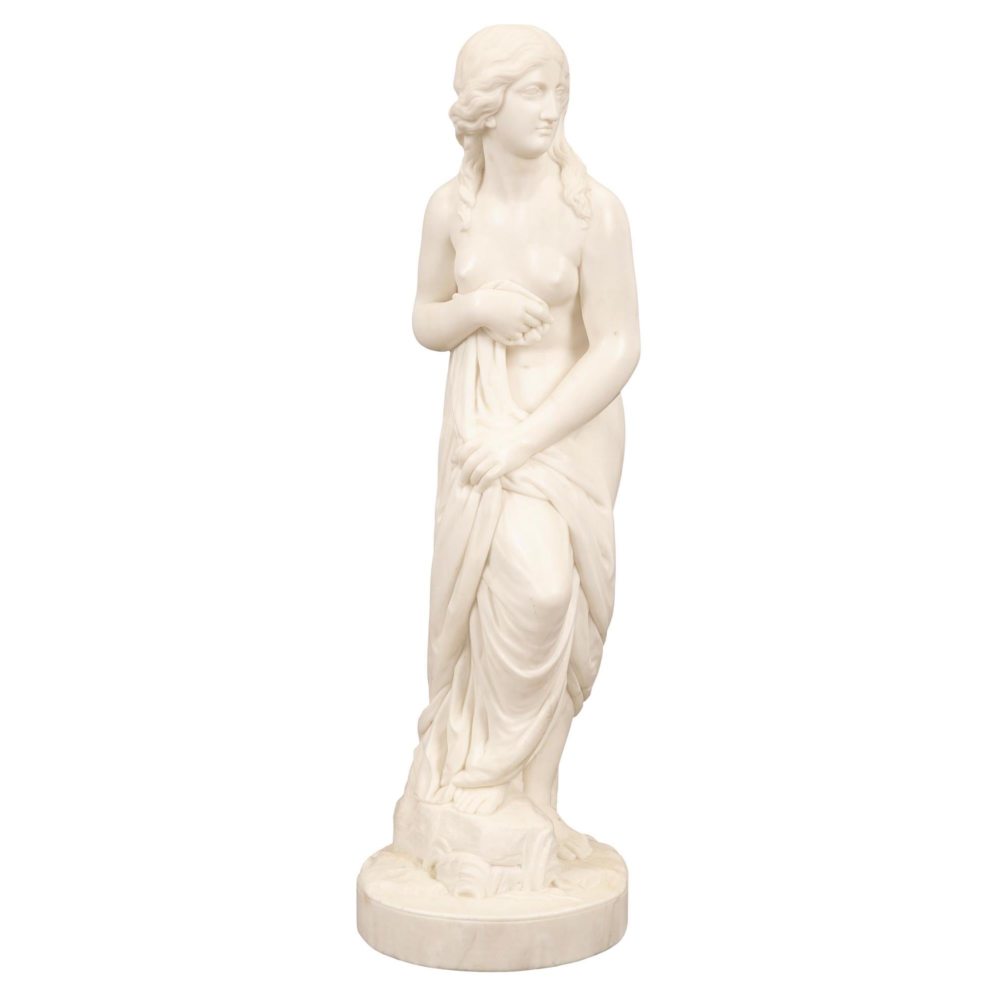 Statue italienne néoclassique de La Baigneuse en marbre du 19ème siècle
