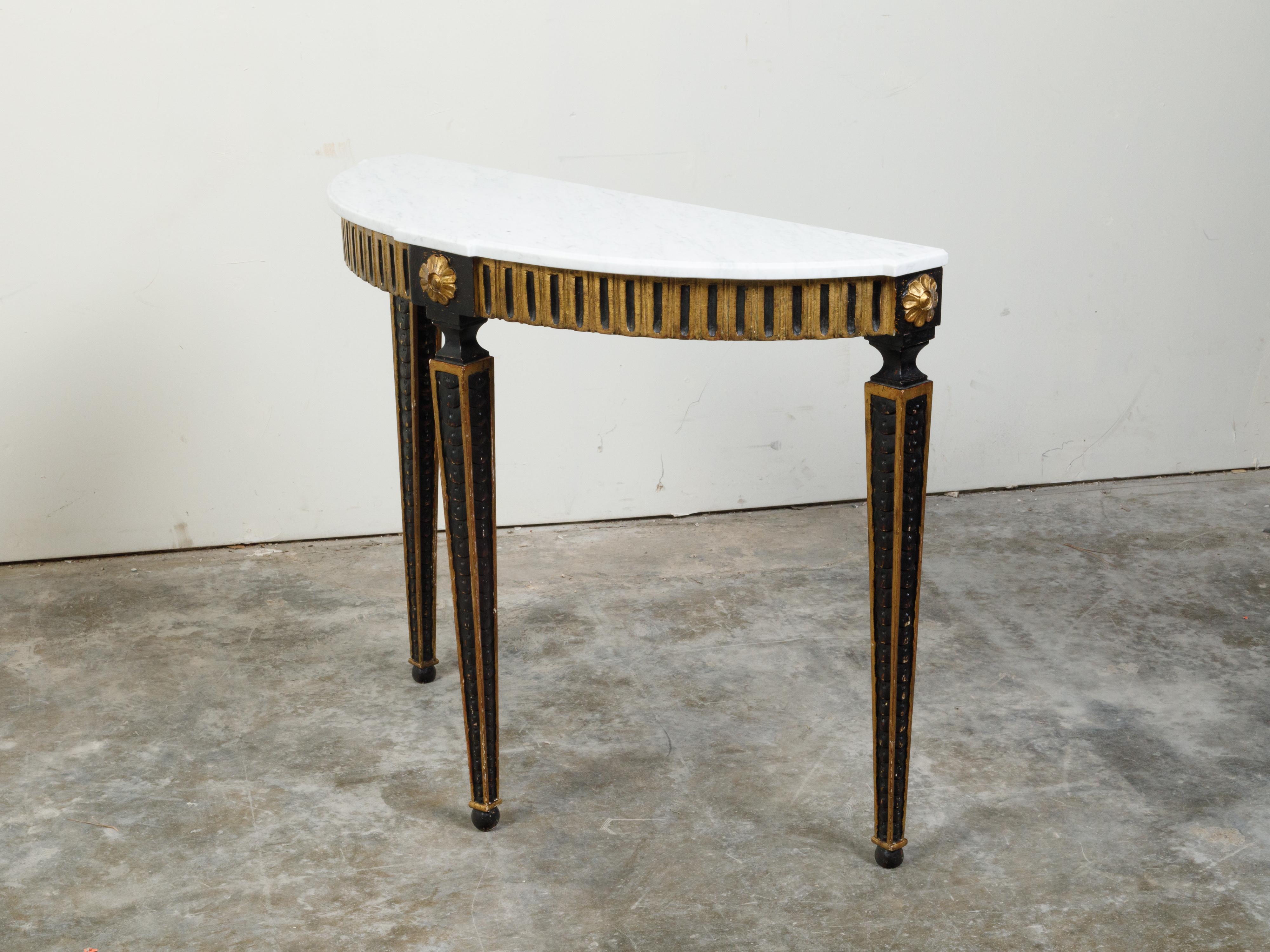 Marbre Demilune italienne de style néoclassique du 19ème siècle avec plateau en marbre doré à la feuille noir en vente
