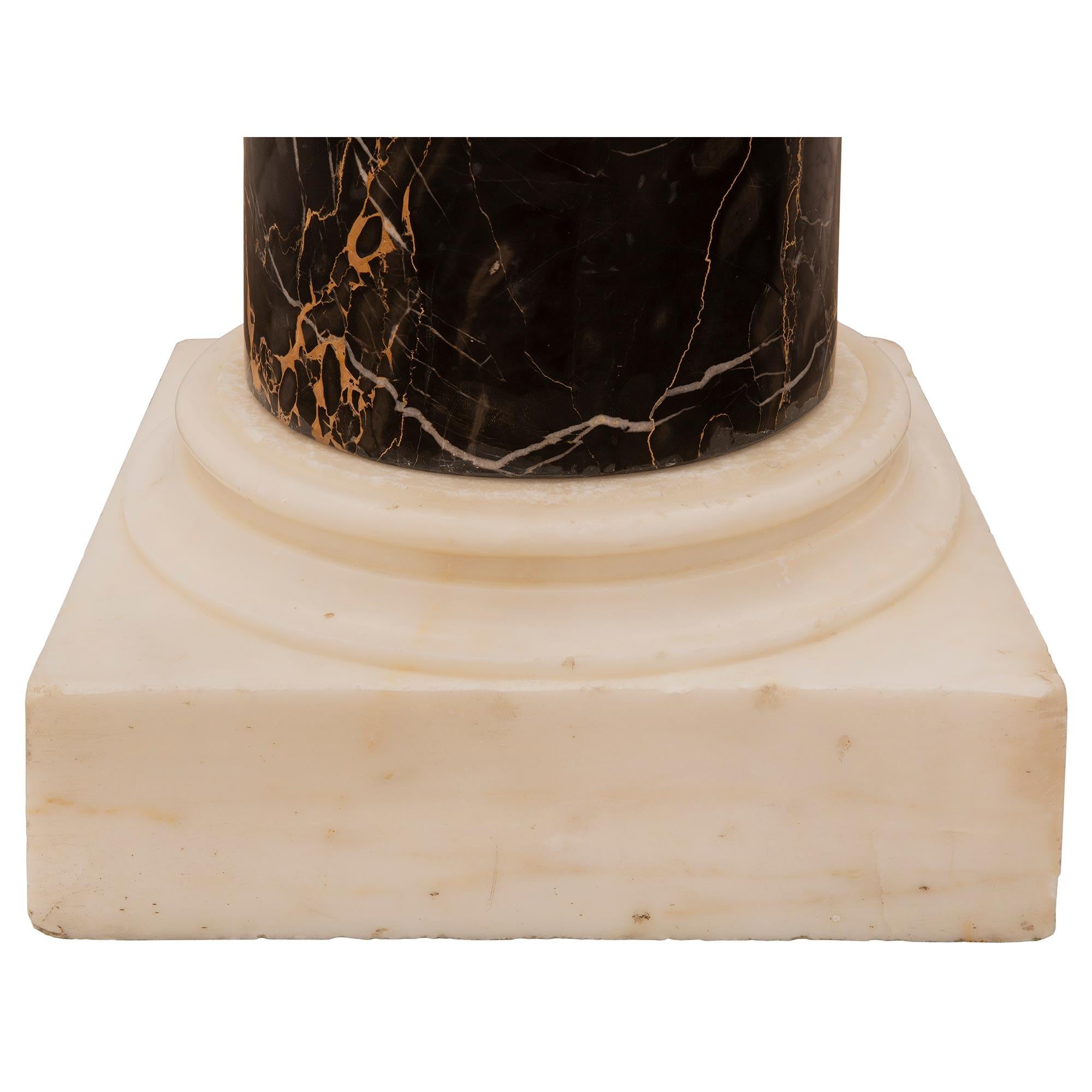 Italian 19th Century Neoclassical Style Carrara and Portoro Marble Pedestal For Sale 4