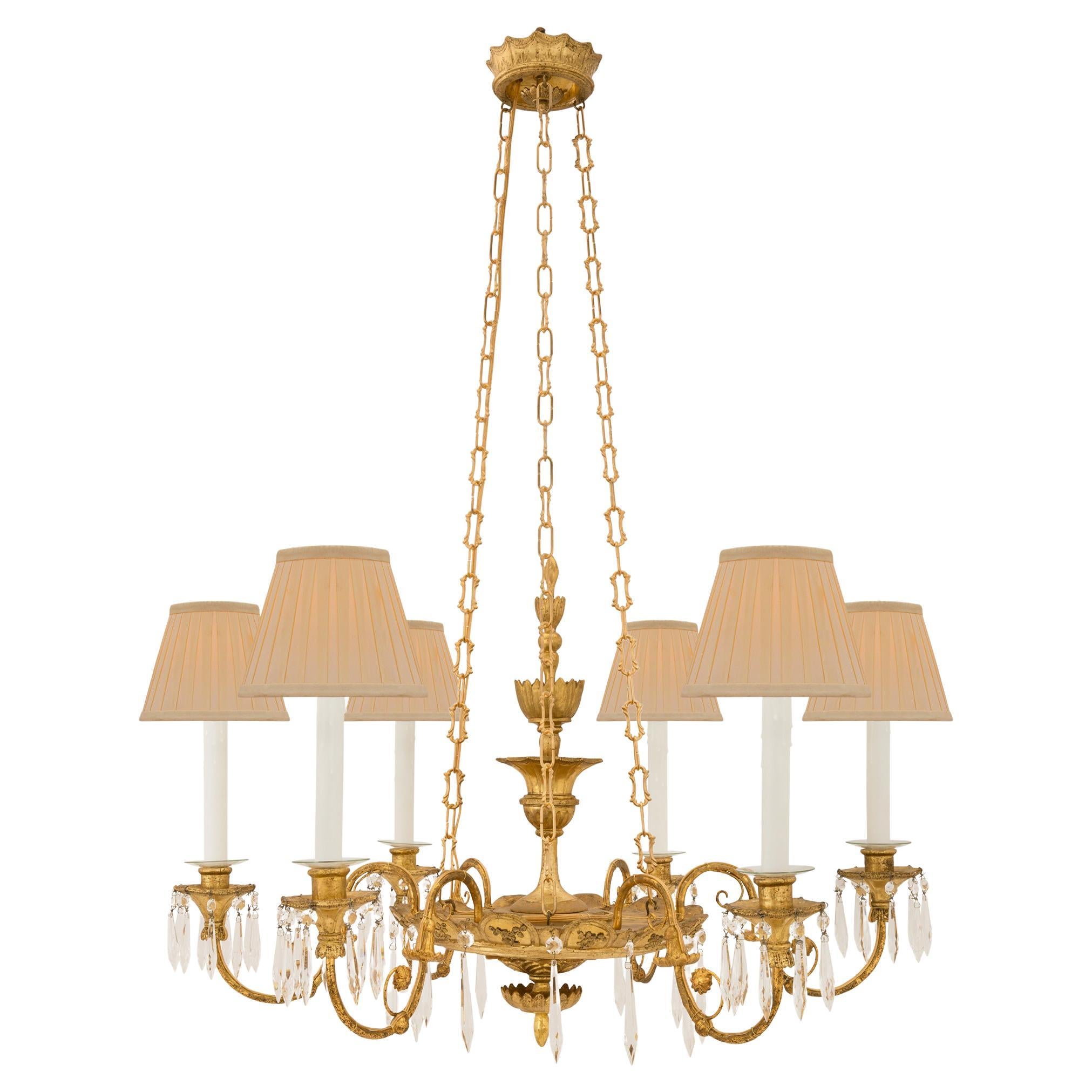 Lampadario italiano del XIX secolo in stile neoclassico in legno dorato e ormeggio