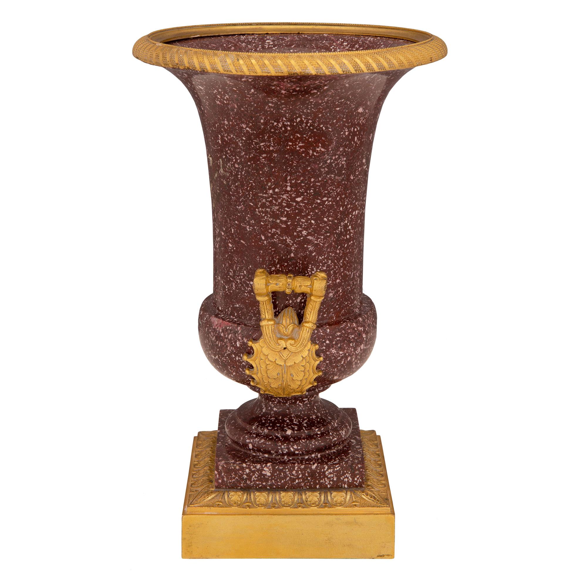  Urne impériale italienne de style néoclassique du 19ème siècle Bon état - En vente à West Palm Beach, FL