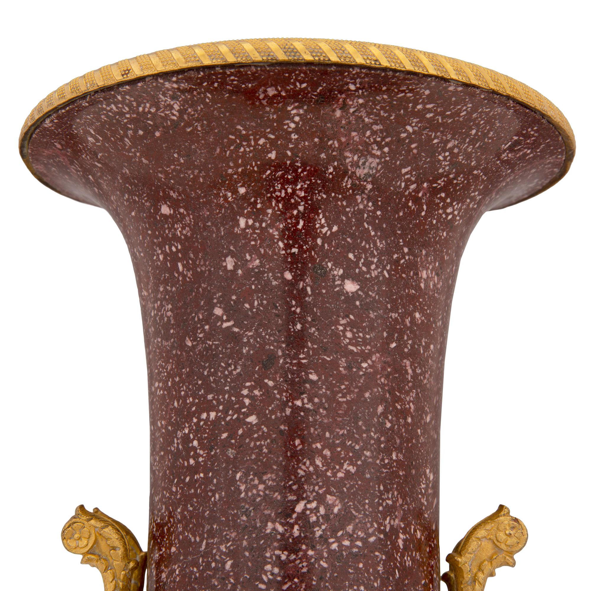 XIXe siècle  Urne impériale italienne de style néoclassique du 19ème siècle en vente
