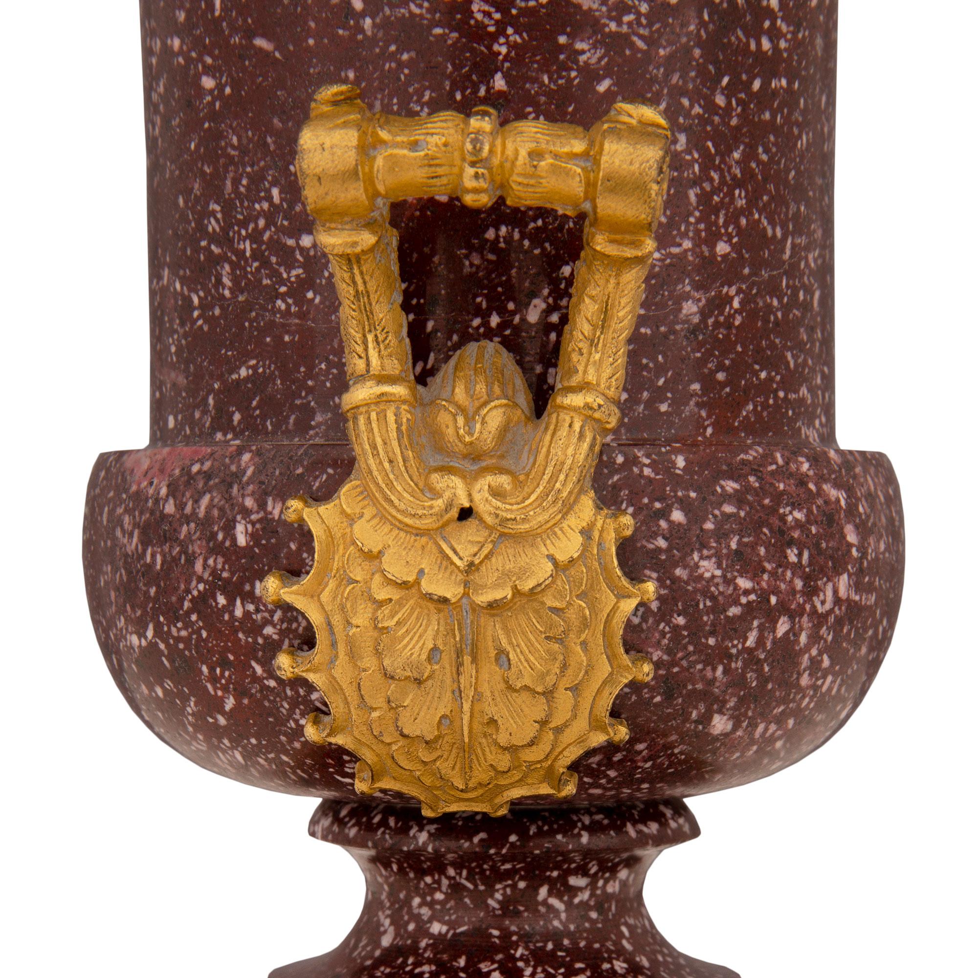 Bronze doré  Urne impériale italienne de style néoclassique du 19ème siècle en vente