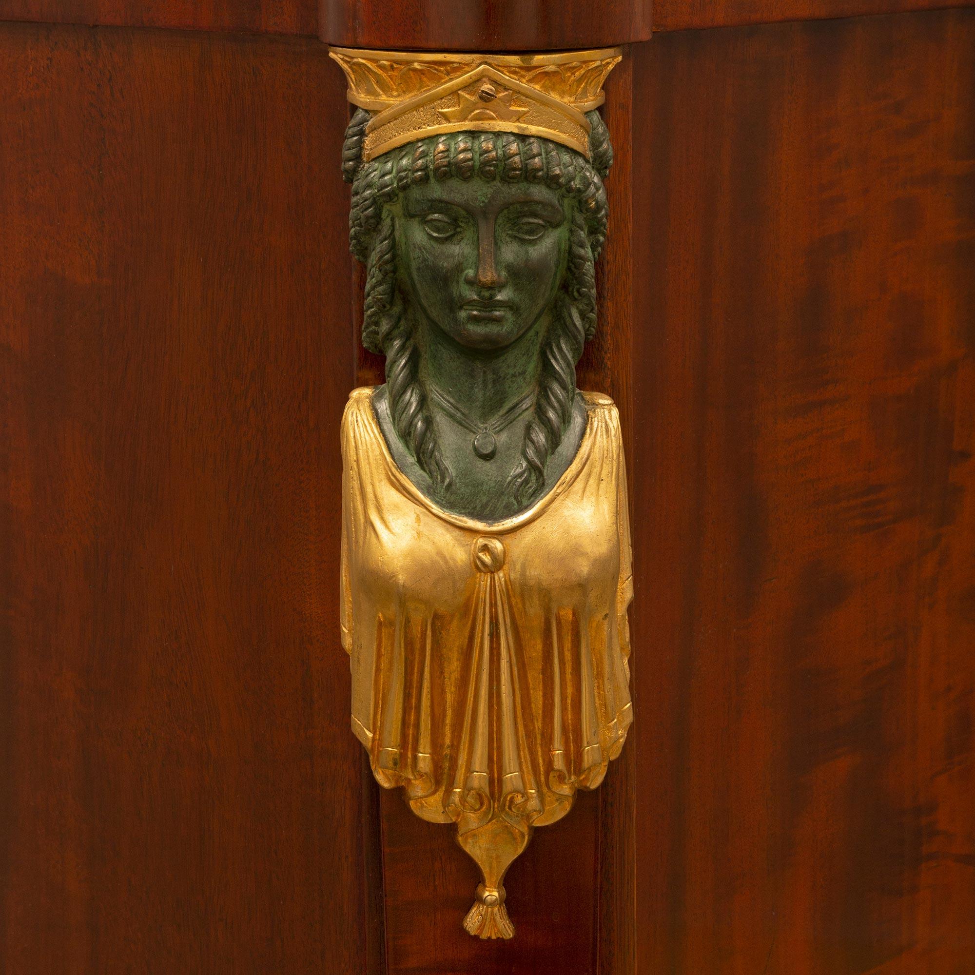 Style néoclassique italien du 19ème siècle en acajou, bronze et bronze doré en vente 1