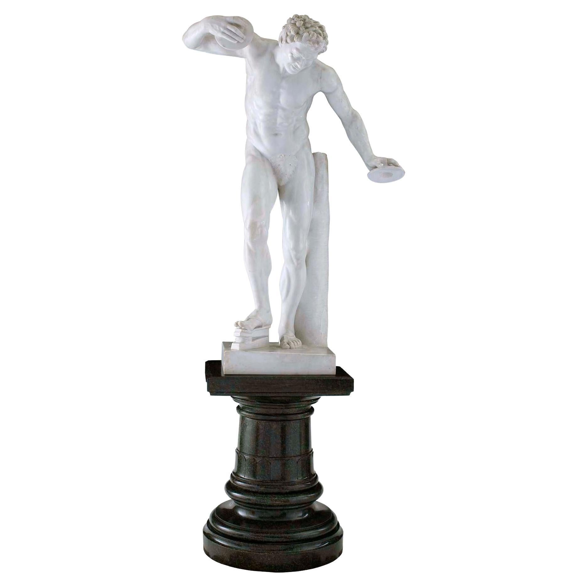Statue en marbre de style néoclassique italien du 19ème siècle représentant un faune avec cymbales