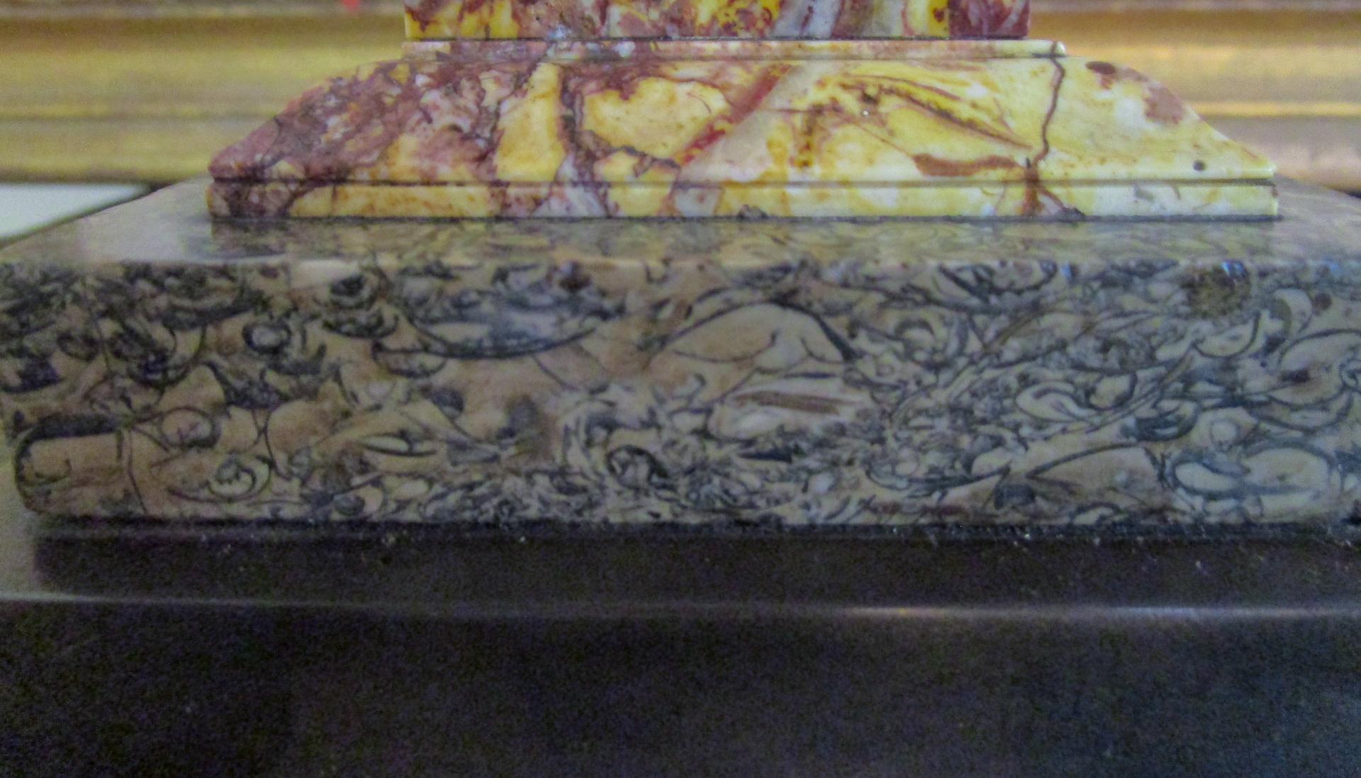Italienische Ormolu- und Marmorsäulen im neoklassizistischen Stil des 19. Jahrhunderts mit Orb-Finials im Angebot 8