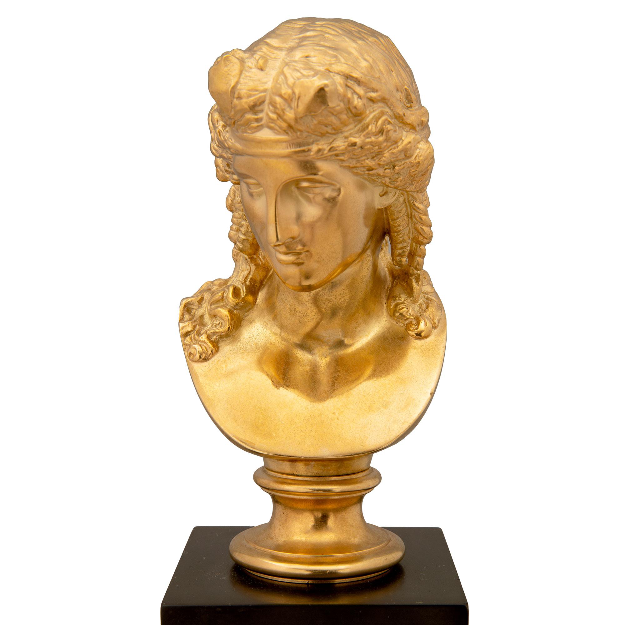 Bronze doré Colonnes italiennes de style néoclassique du XIXe siècle en bronze doré et marbre avec bustes en vente