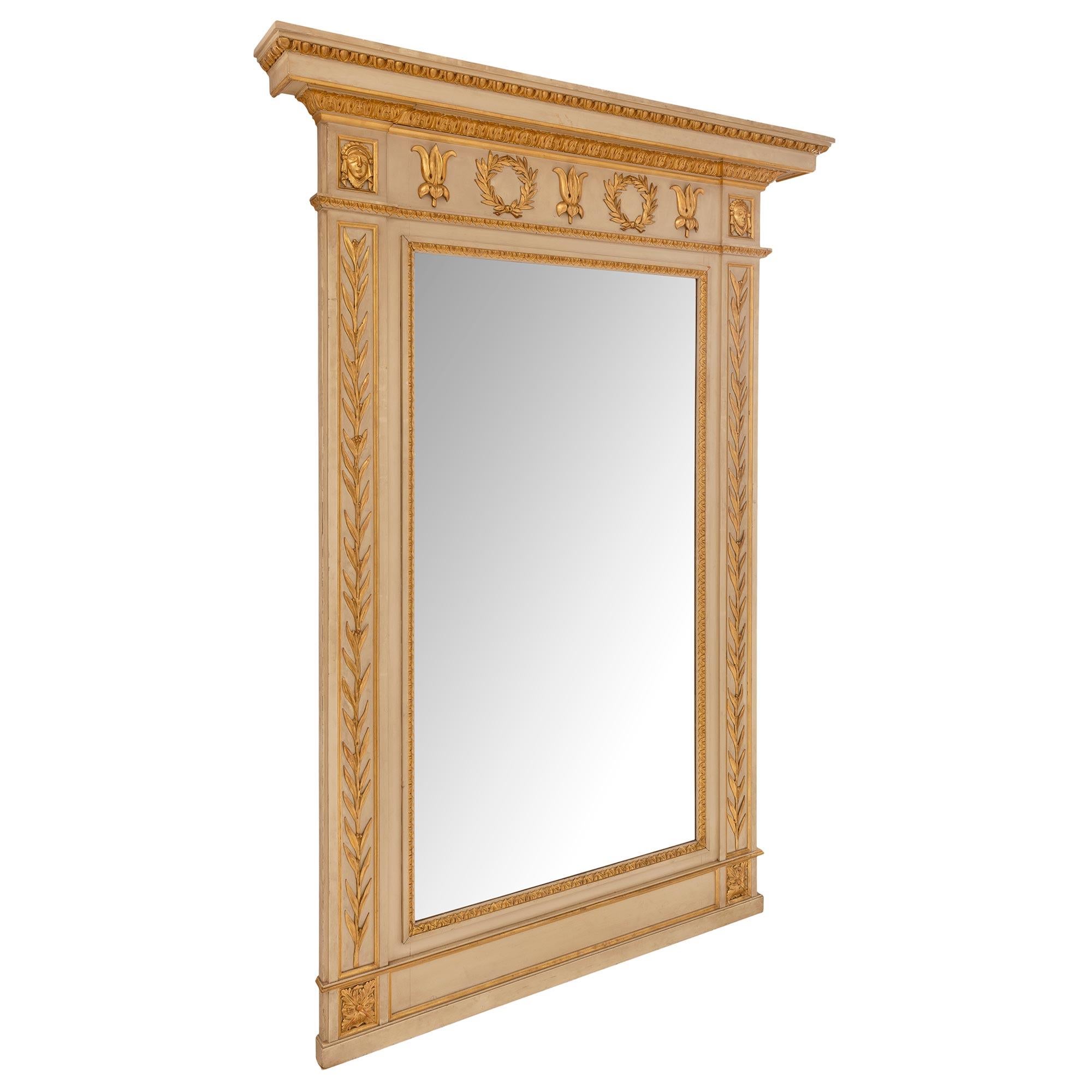 Néoclassique Miroir italien de style néoclassique du XIXe siècle en bois patiné et doré en vente