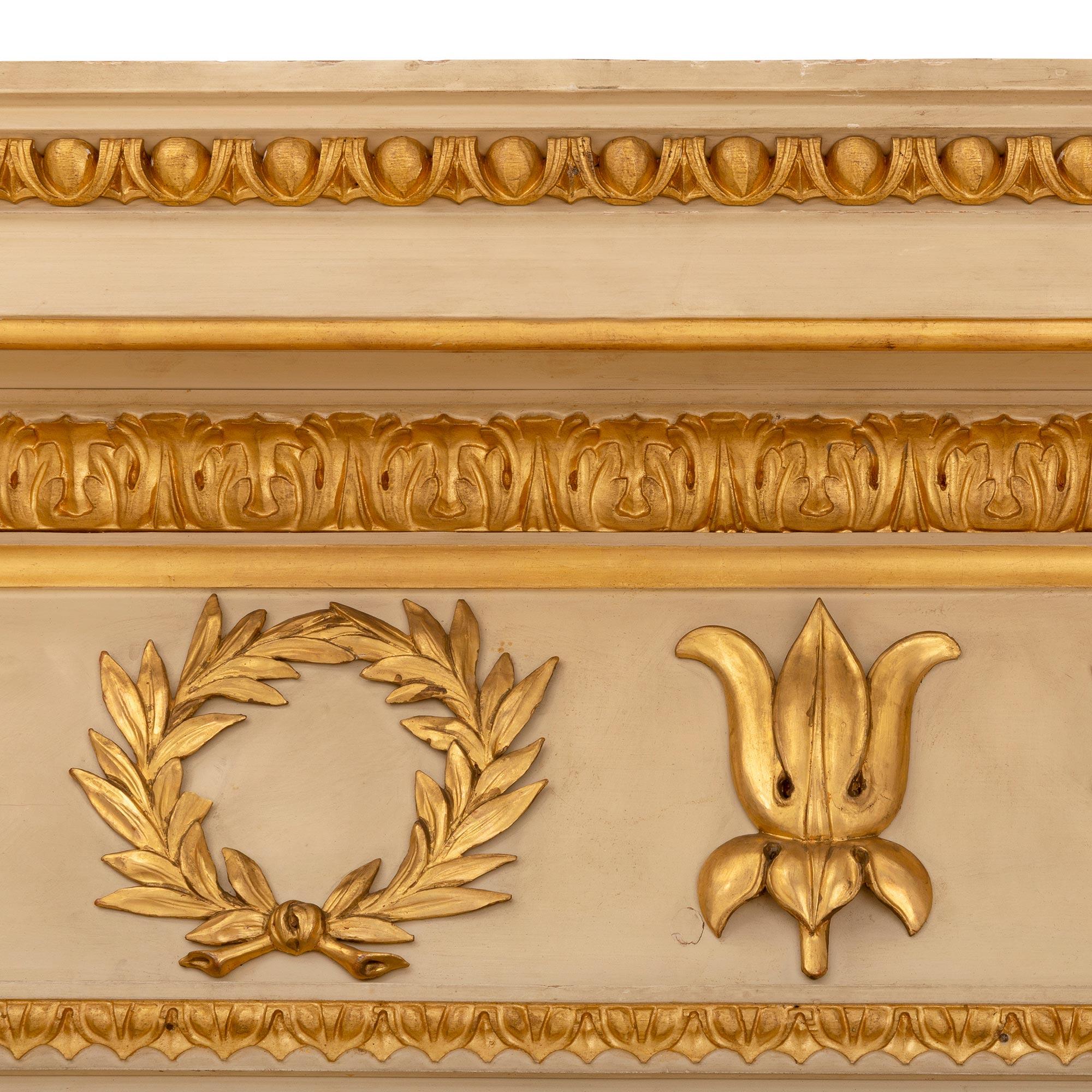 Miroir italien de style néoclassique du XIXe siècle en bois patiné et doré en vente 1