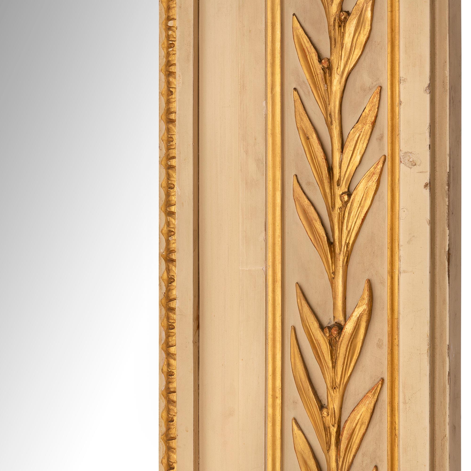 Italienischer Spiegel im neoklassischen Stil des 19. Jahrhunderts aus patiniertem und vergoldetem Holz im Angebot 2