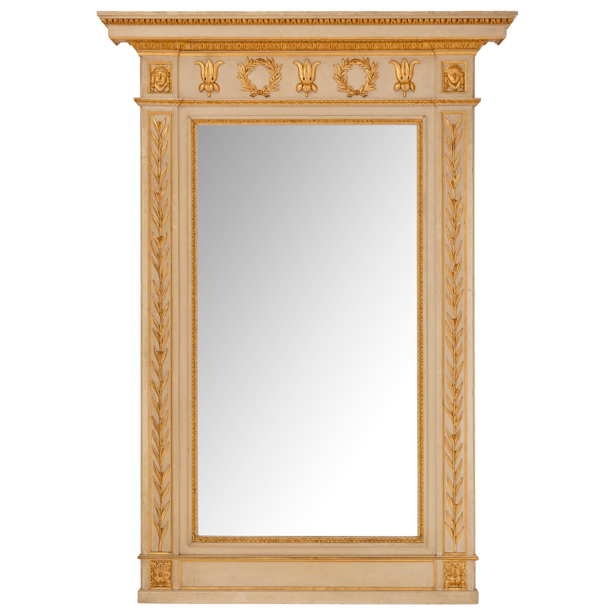 Miroir italien de style néoclassique du XIXe siècle en bois patiné et doré en vente