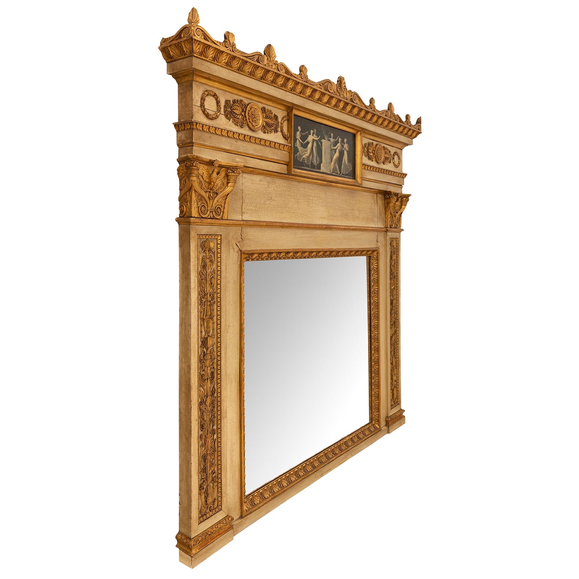 Un étonnant et très élégant miroir trumeau italien du 19ème siècle, de style néo-classique, en bois patiné et doré. Le trumeau conserve sa plaque de miroir d'origine enchâssée dans une palmette en bois doré richement sculptée et un bandeau tacheté.