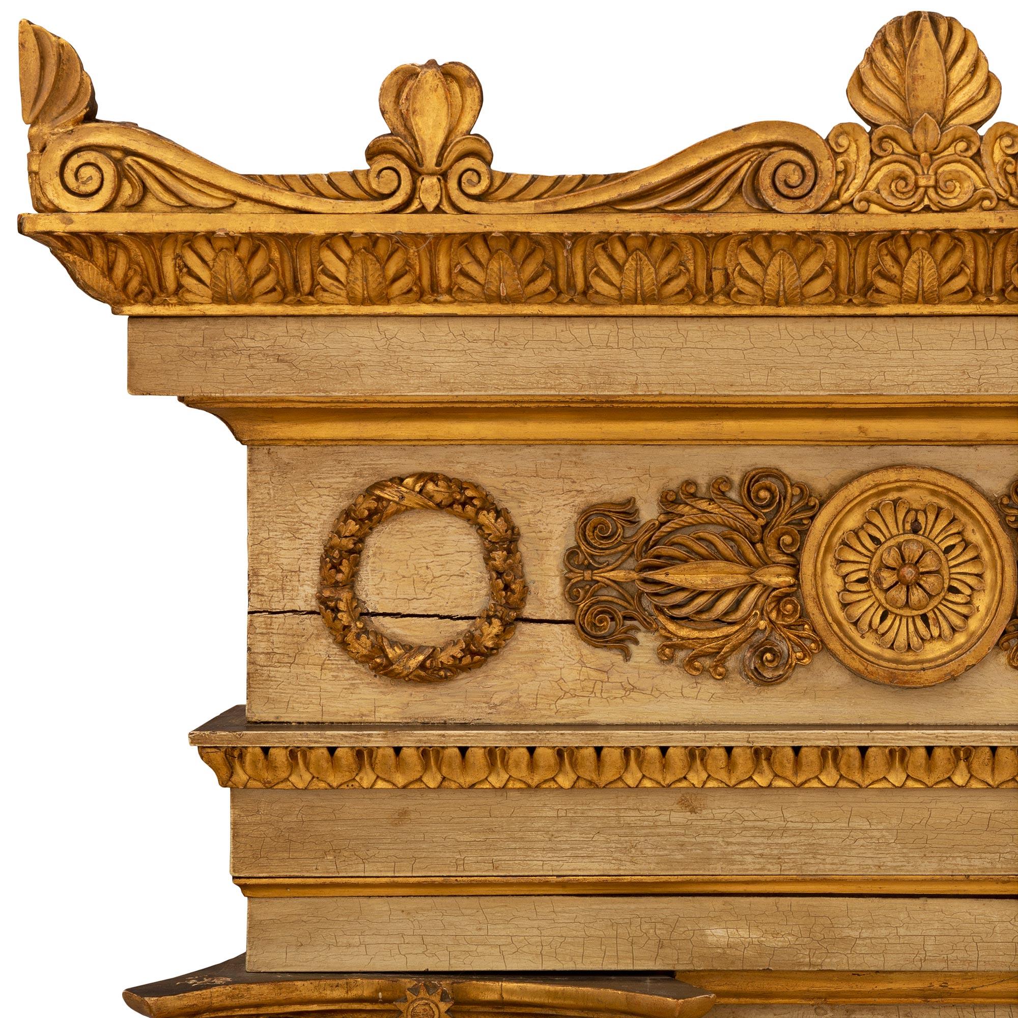 Italienischer Trumeau aus patiniertem und vergoldetem Holz im neoklassischen Stil des 19. Jahrhunderts im Zustand „Gut“ im Angebot in West Palm Beach, FL