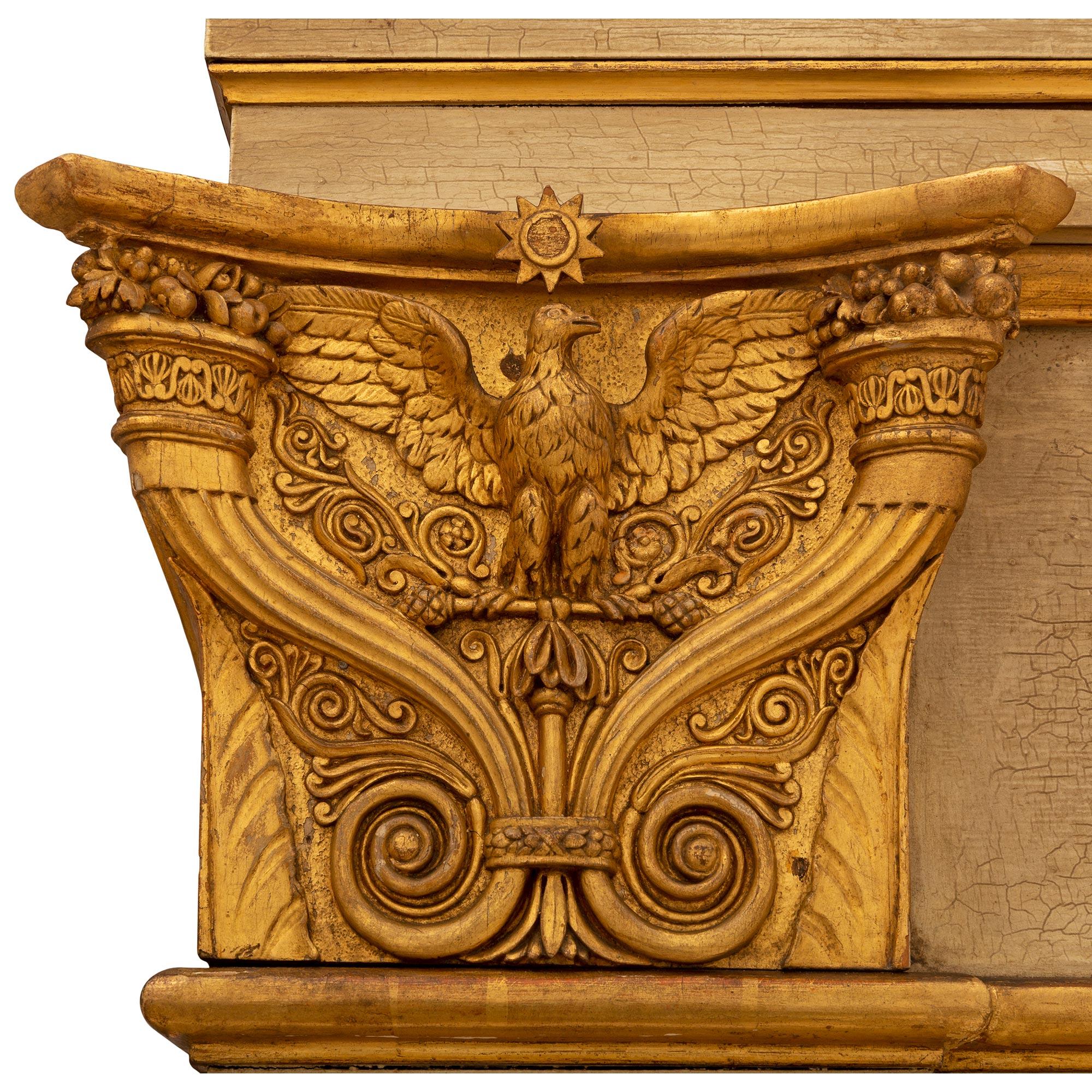 XIXe siècle Trumeau italien de style néoclassique du 19ème siècle en bois patiné et doré en vente