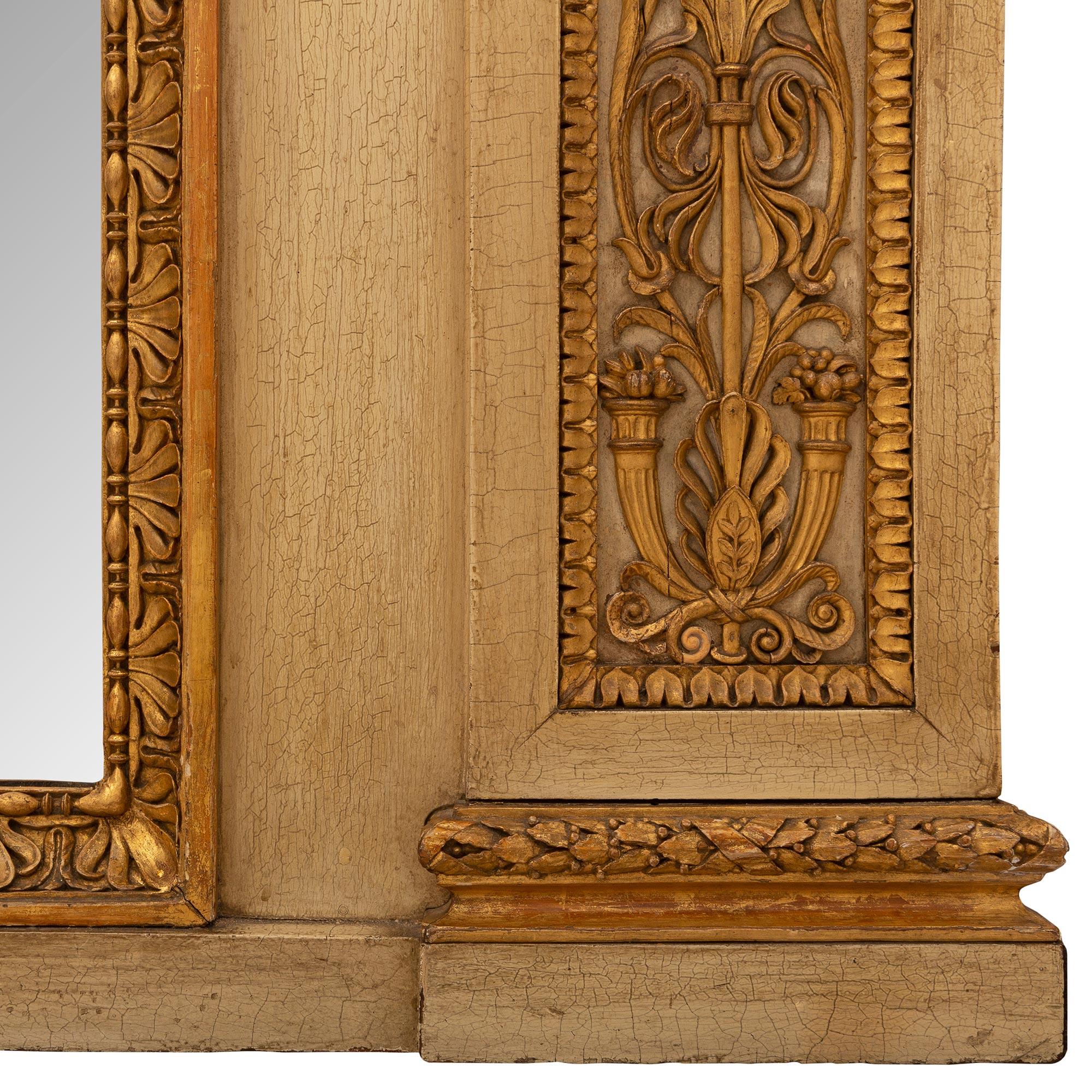 Italienischer Trumeau aus patiniertem und vergoldetem Holz im neoklassischen Stil des 19. Jahrhunderts im Angebot 3
