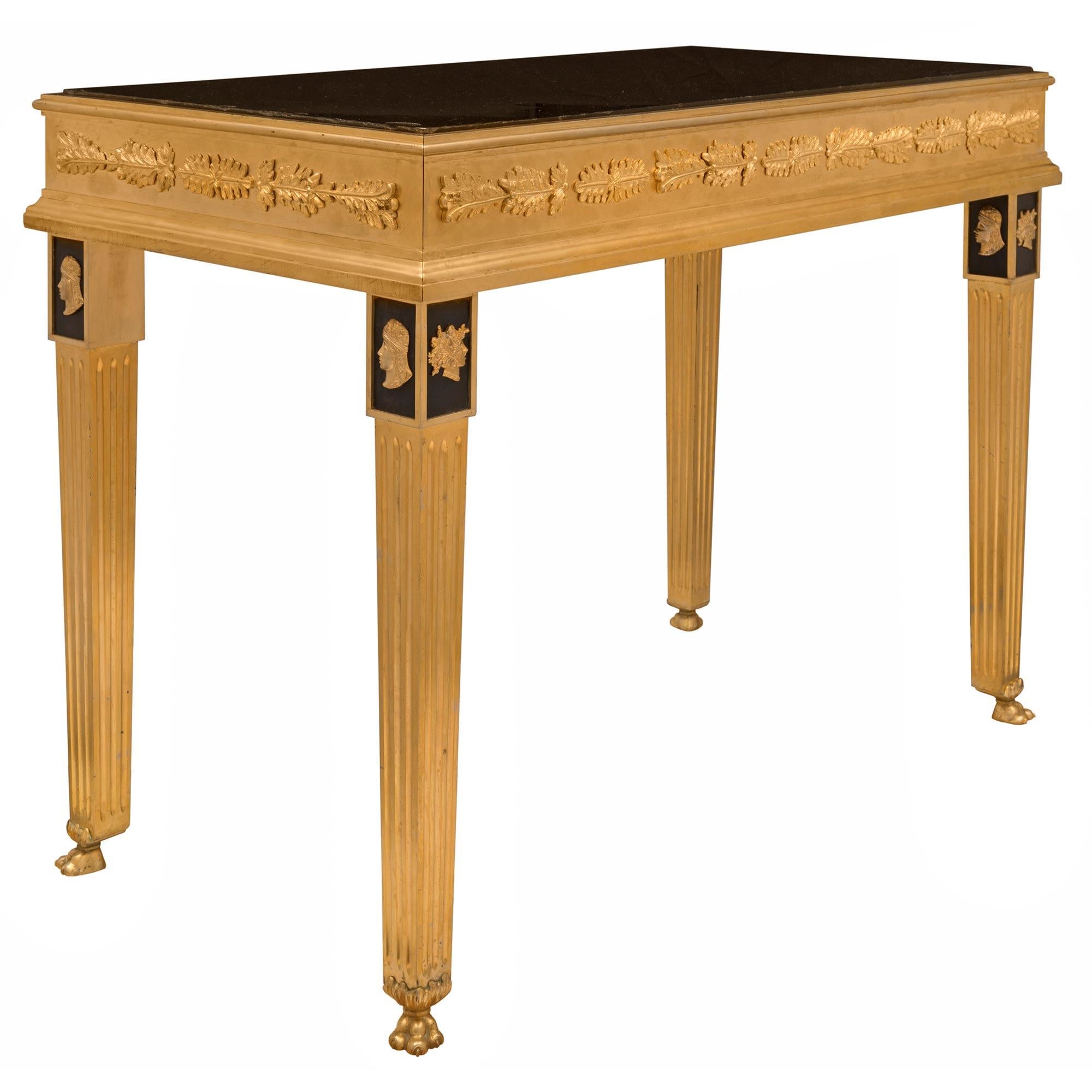 Néoclassique Table centrale italienne de style néoclassique du 19ème siècle en bronze doré massif en vente