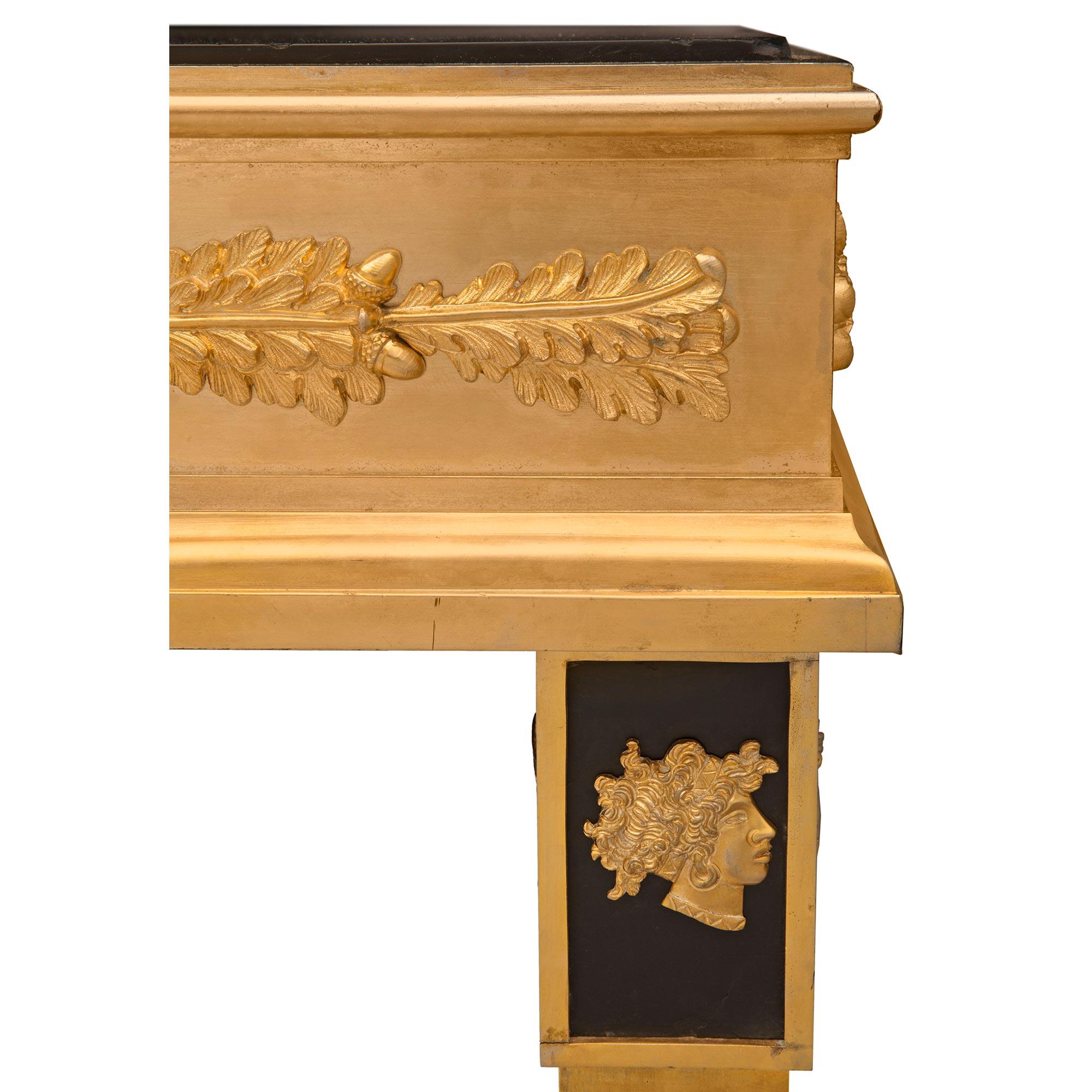 XIXe siècle Table centrale italienne de style néoclassique du 19ème siècle en bronze doré massif en vente