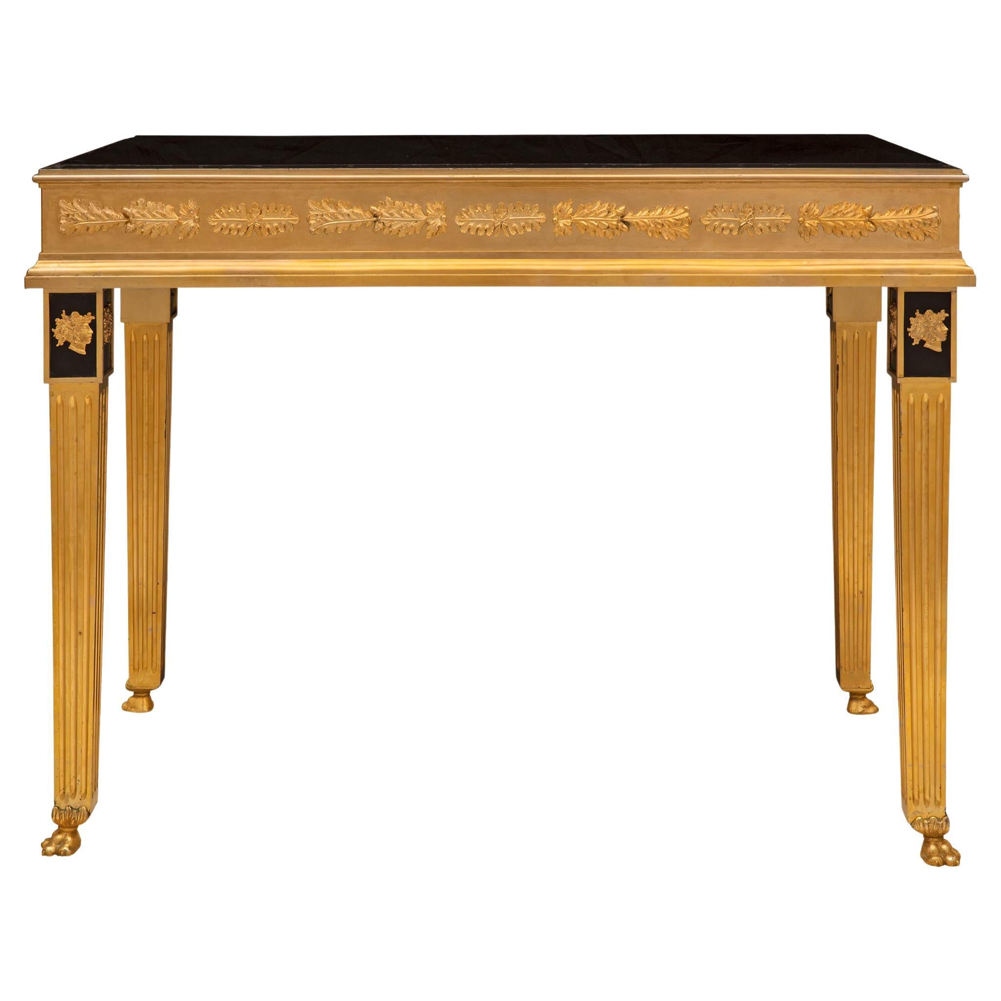 Table centrale italienne de style néoclassique du 19ème siècle en bronze doré massif en vente