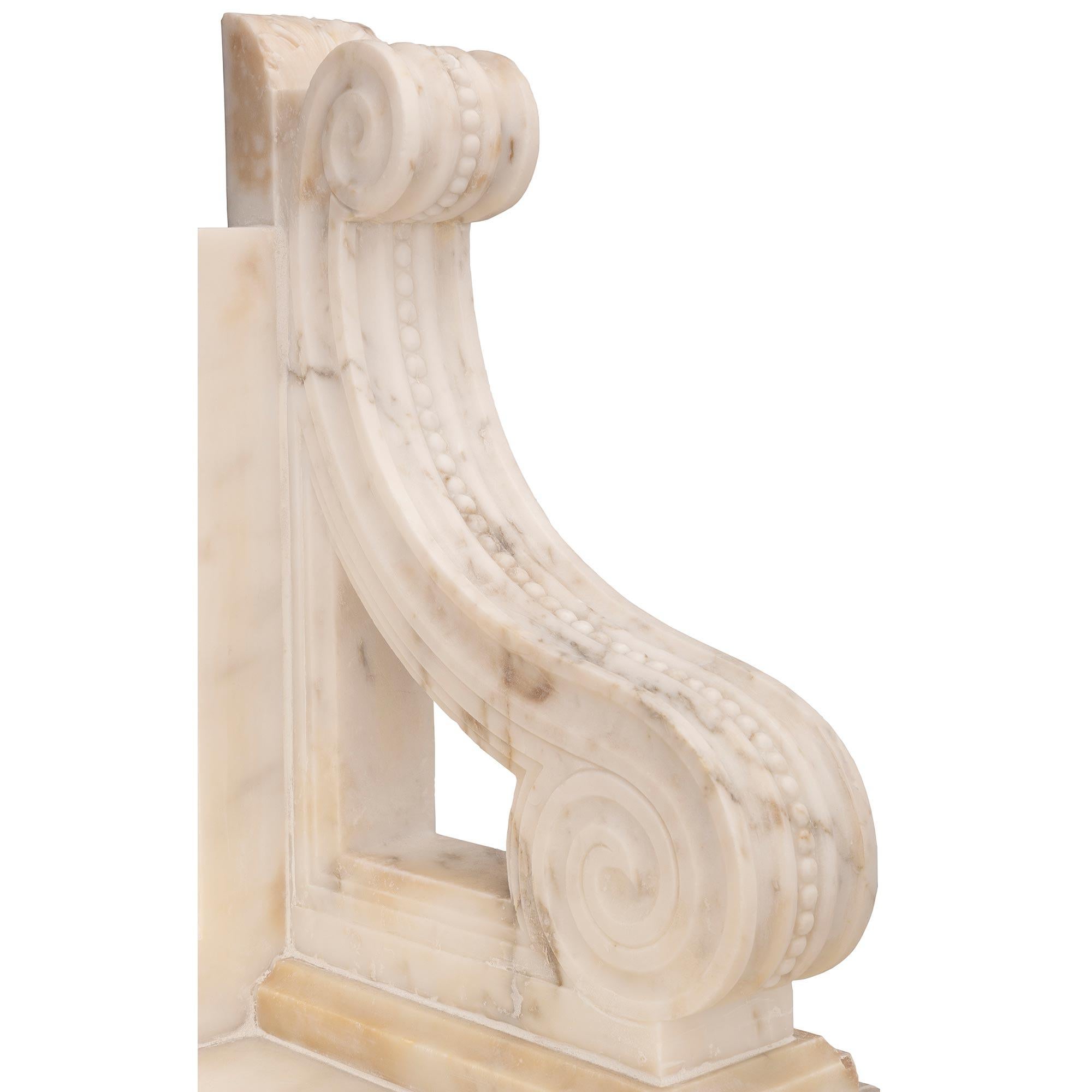 Banc italien de style néoclassique du 19ème siècle en marbre de Carrare blanc 4