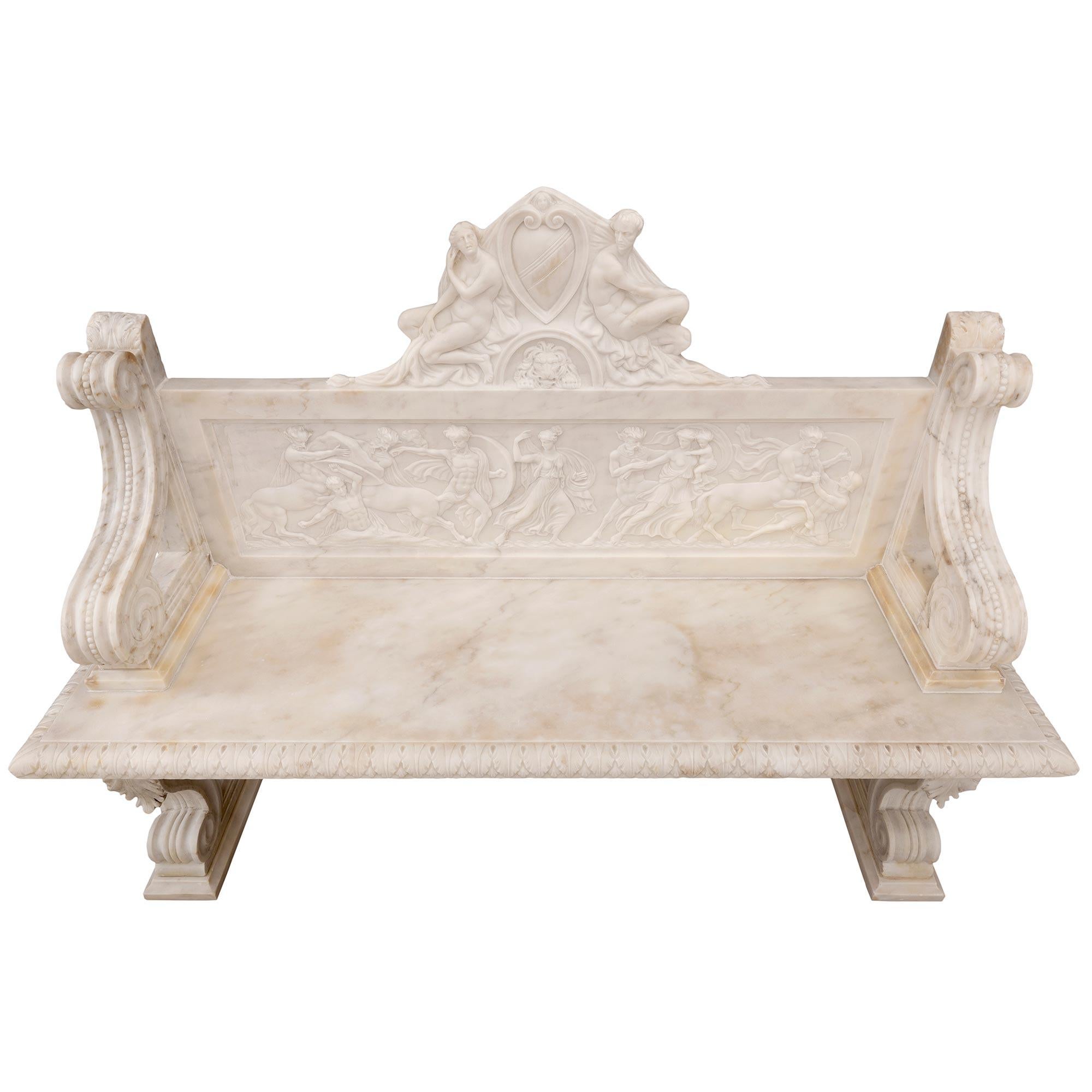 Un banc en marbre blanc de Carrare de style néoclassique italien du 19ème siècle, très impressionnant et de grande qualité. Le banc est surélevé par deux élégants supports aux motifs chantournés et aux feuilles d'acanthe frappantes. La banquette