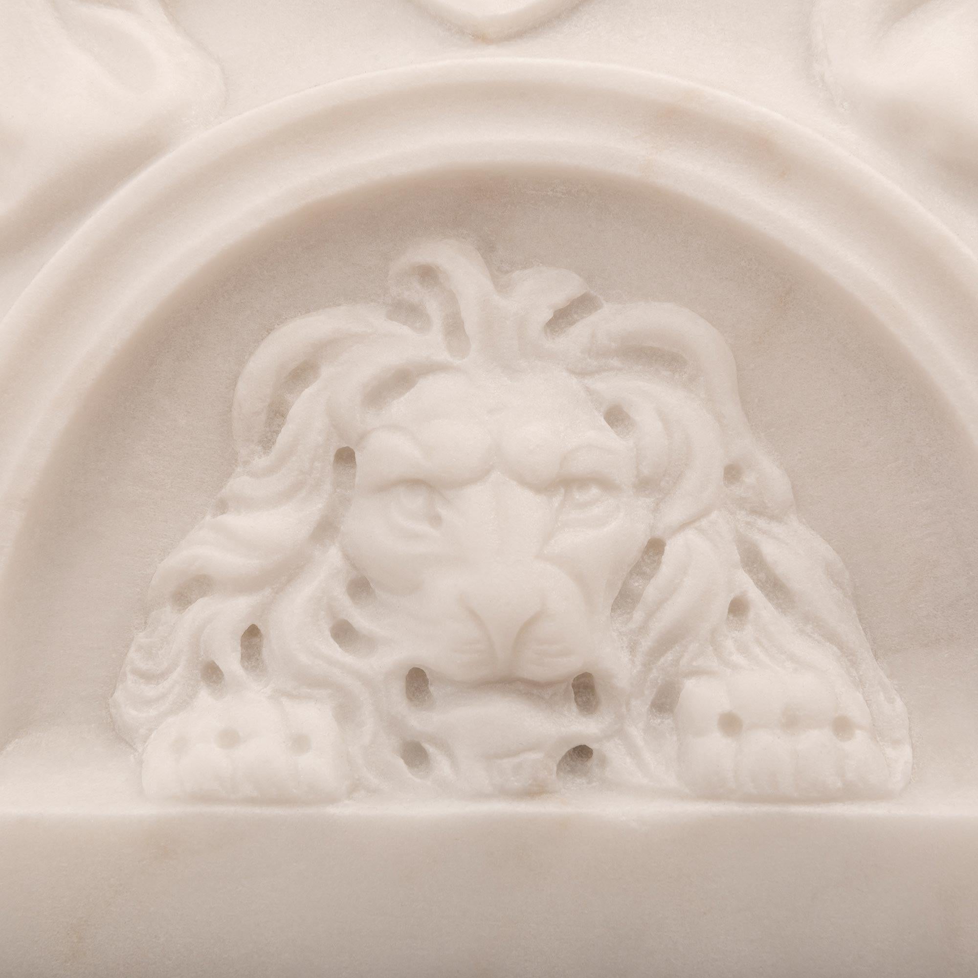 Banc italien de style néoclassique du 19ème siècle en marbre de Carrare blanc 3