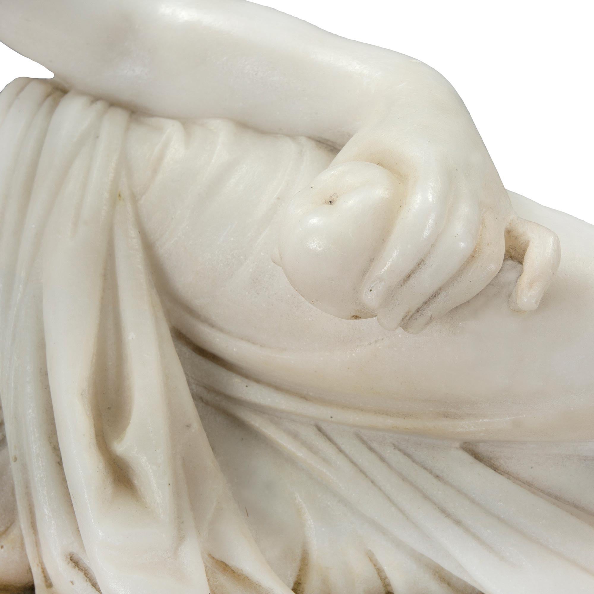 Sculpture italienne néoclassique du 19ème siècle en marbre blanc de Carrare en vente 4