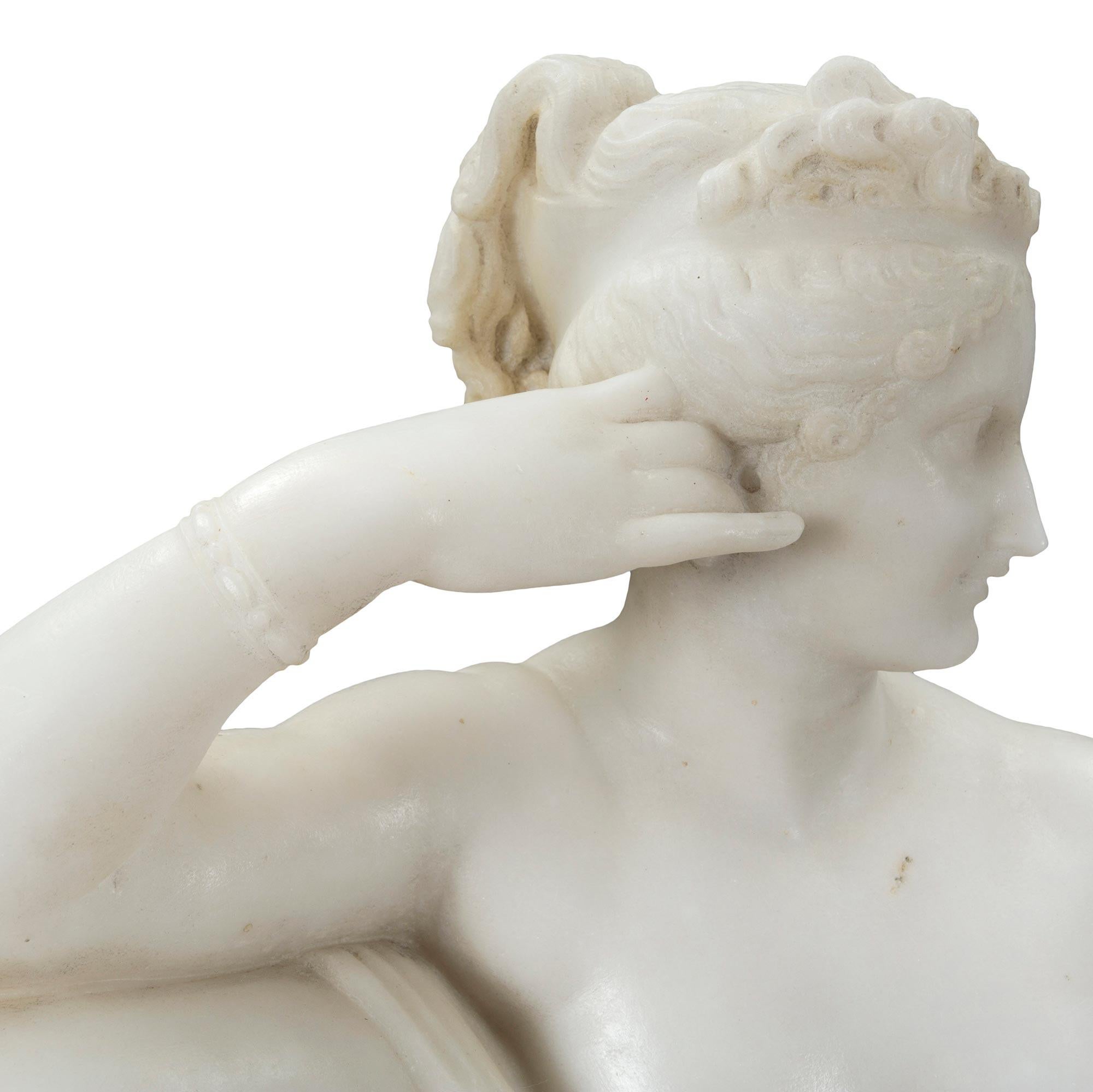 Marbre de Carrare Sculpture italienne néoclassique du 19ème siècle en marbre blanc de Carrare en vente
