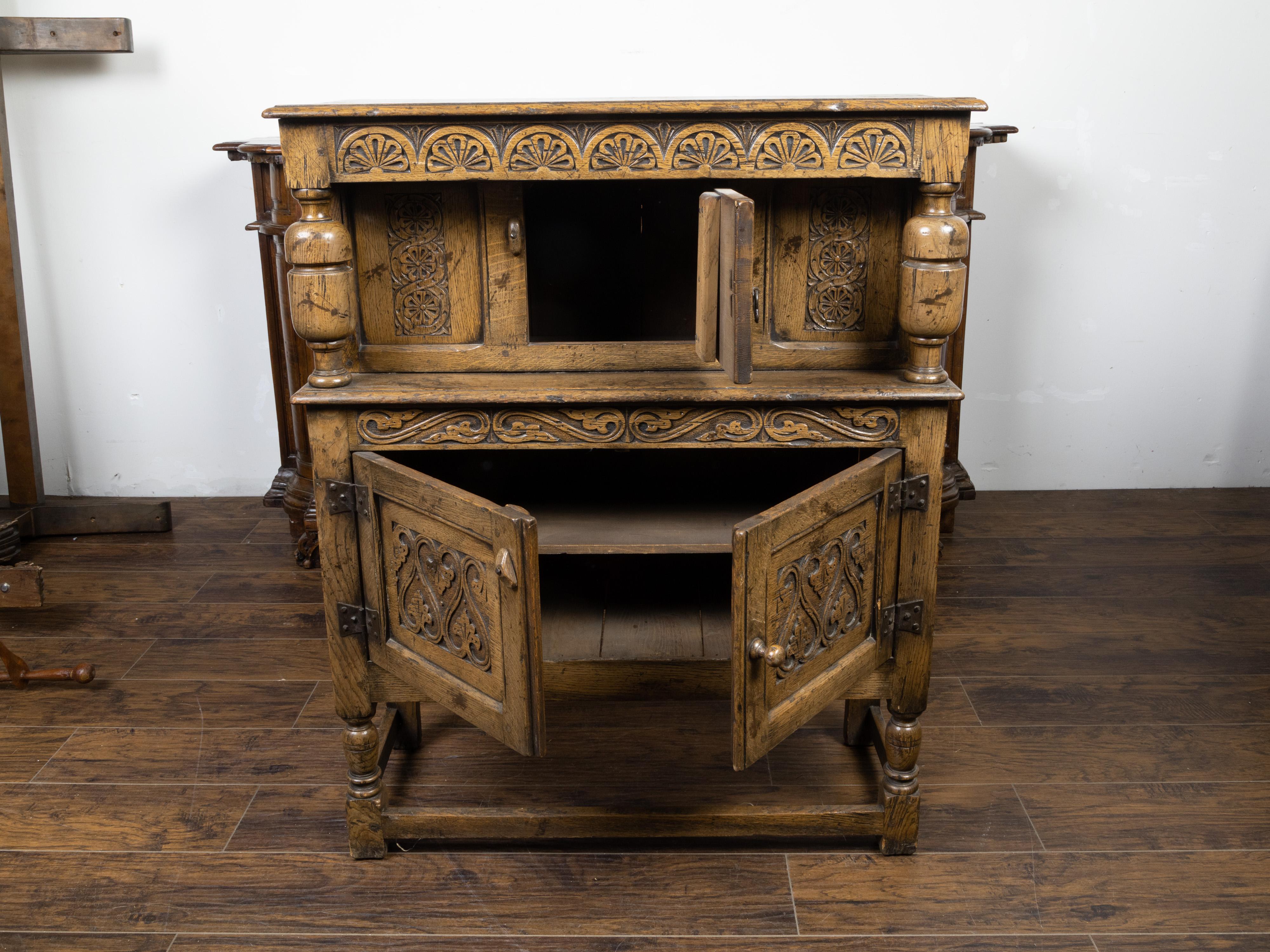 An Italian oak cupboard from the 19th century, with carved foliage and flowers. Created in Italy during the 19th century, this oak cupboard features a rectangular top sitting above an apron adorned with carved flowers. A single recessed door below,