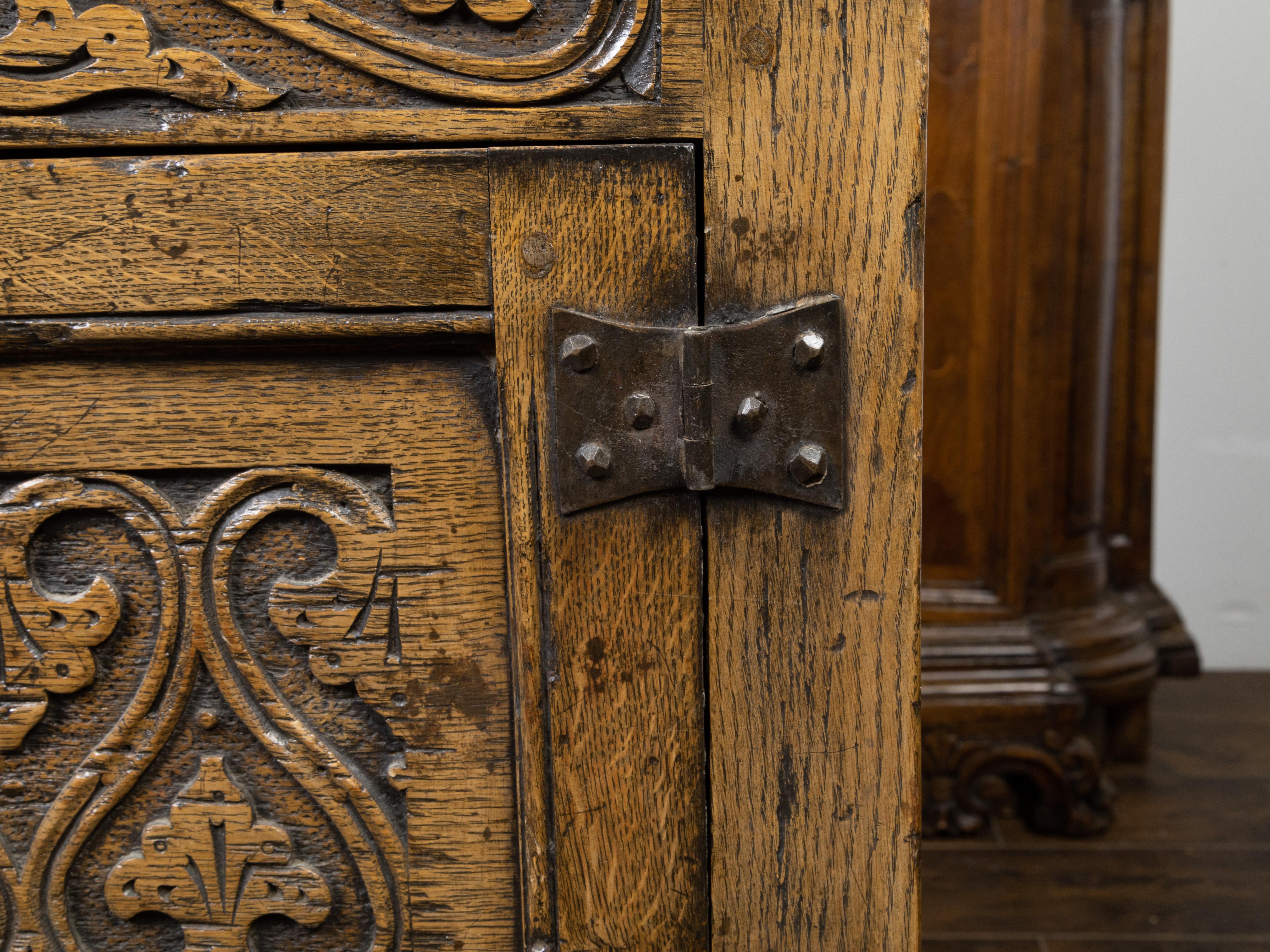 Italian 19th Century Oak Cupboard with Three Doors, Carved Foliage and Flowers For Sale 4