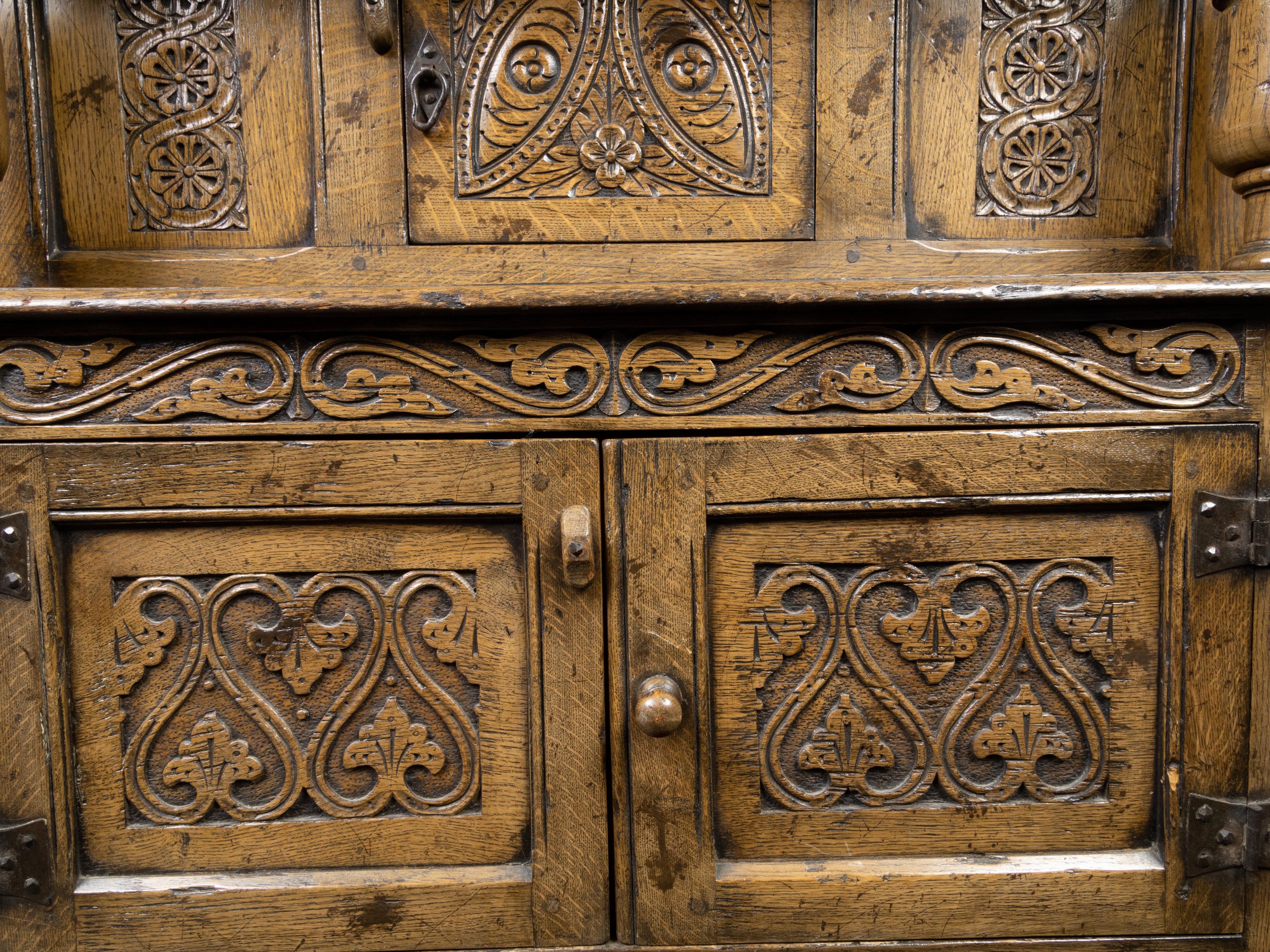 Italian 19th Century Oak Cupboard with Three Doors, Carved Foliage and Flowers For Sale 5