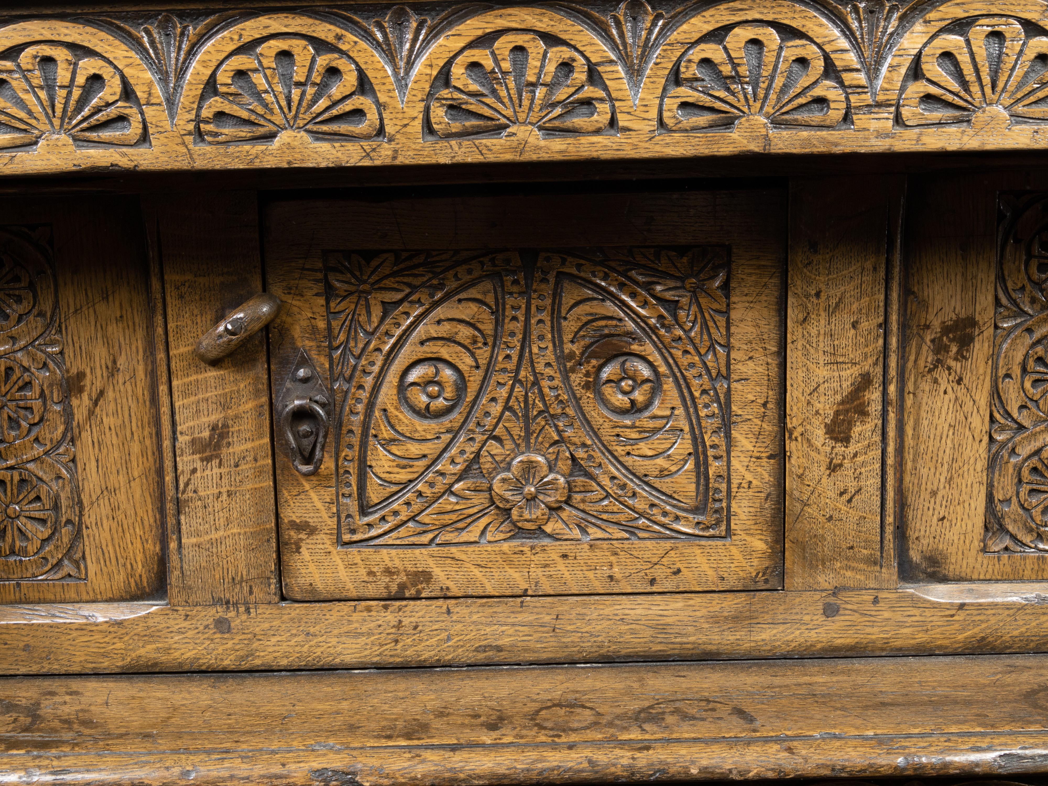 Italian 19th Century Oak Cupboard with Three Doors, Carved Foliage and Flowers For Sale 6