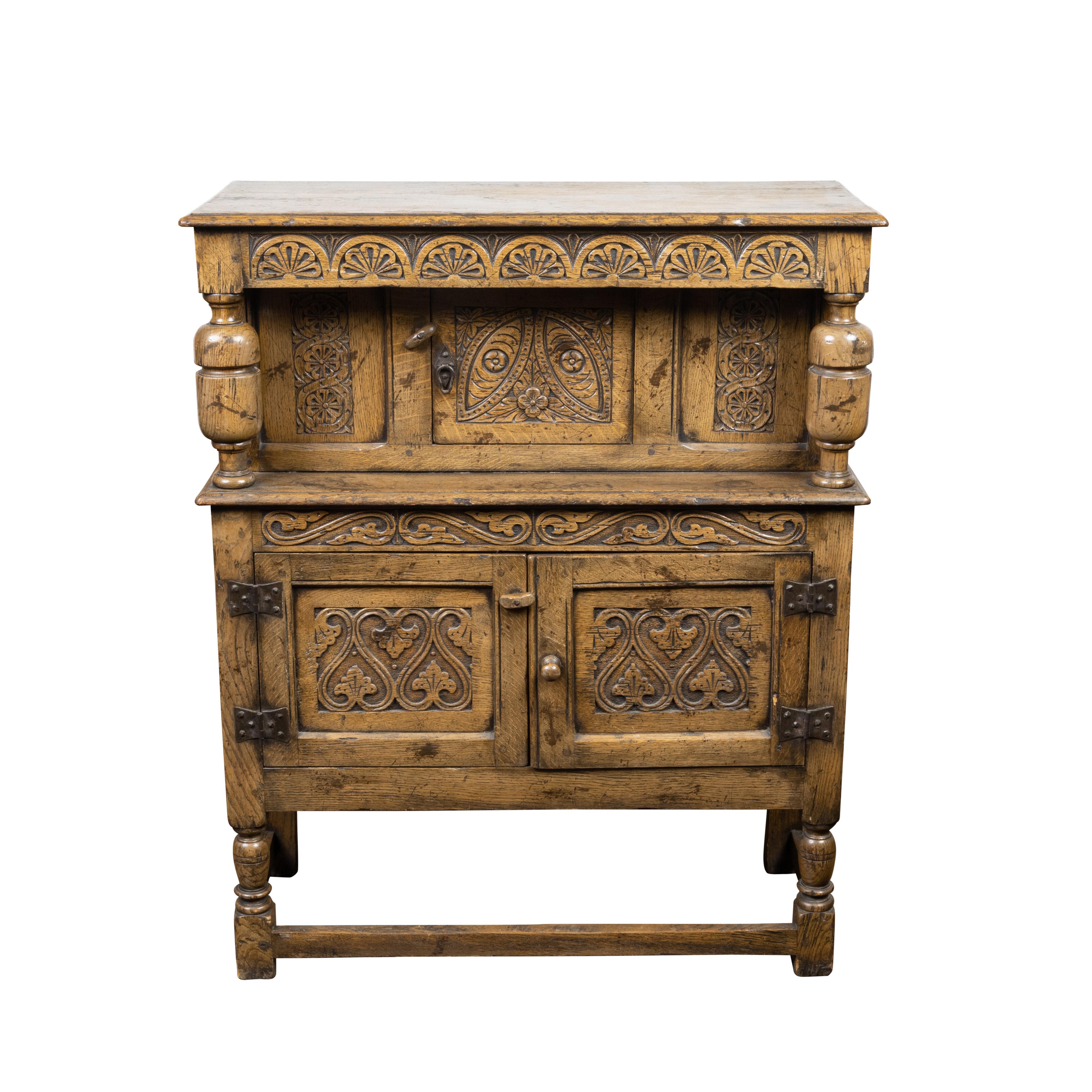 Italian 19th Century Oak Cupboard with Three Doors, Carved Foliage and Flowers For Sale
