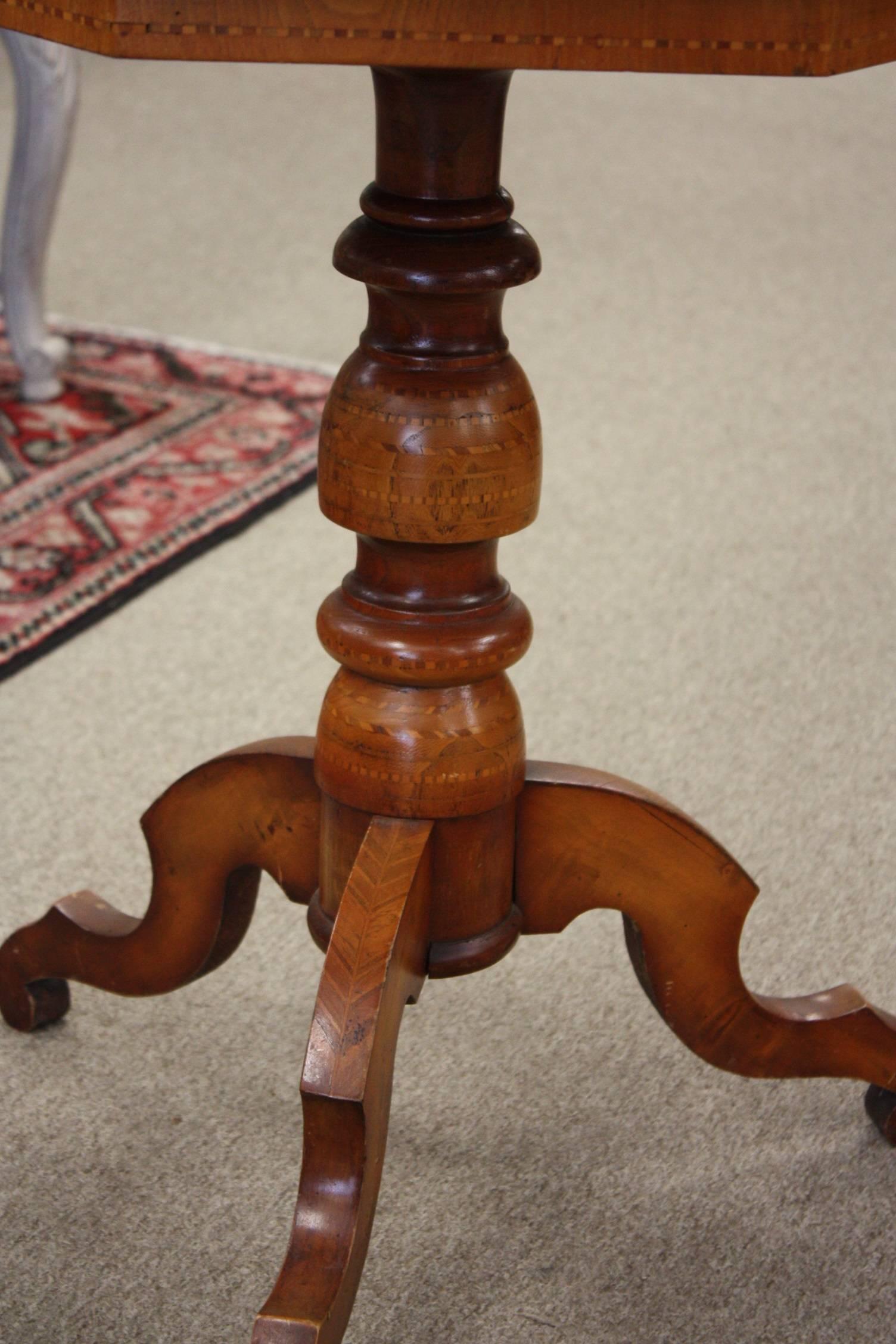 Italian 19th Century Octagonal Occasional Table with Inlaid Design For Sale 3