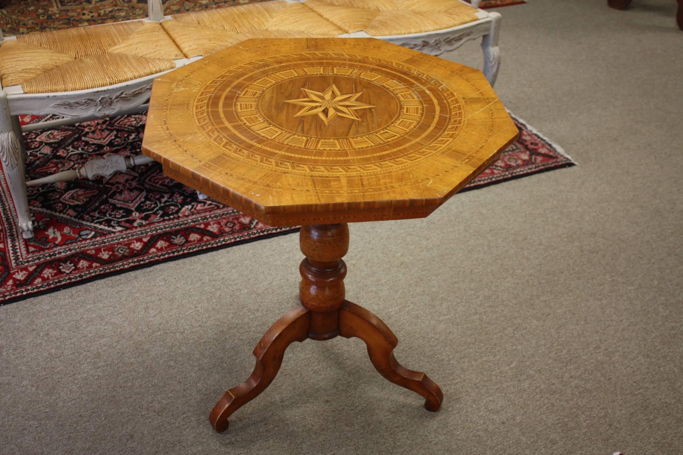 Italian 19th Century Octagonal Occasional Table with Inlaid Design For Sale 4