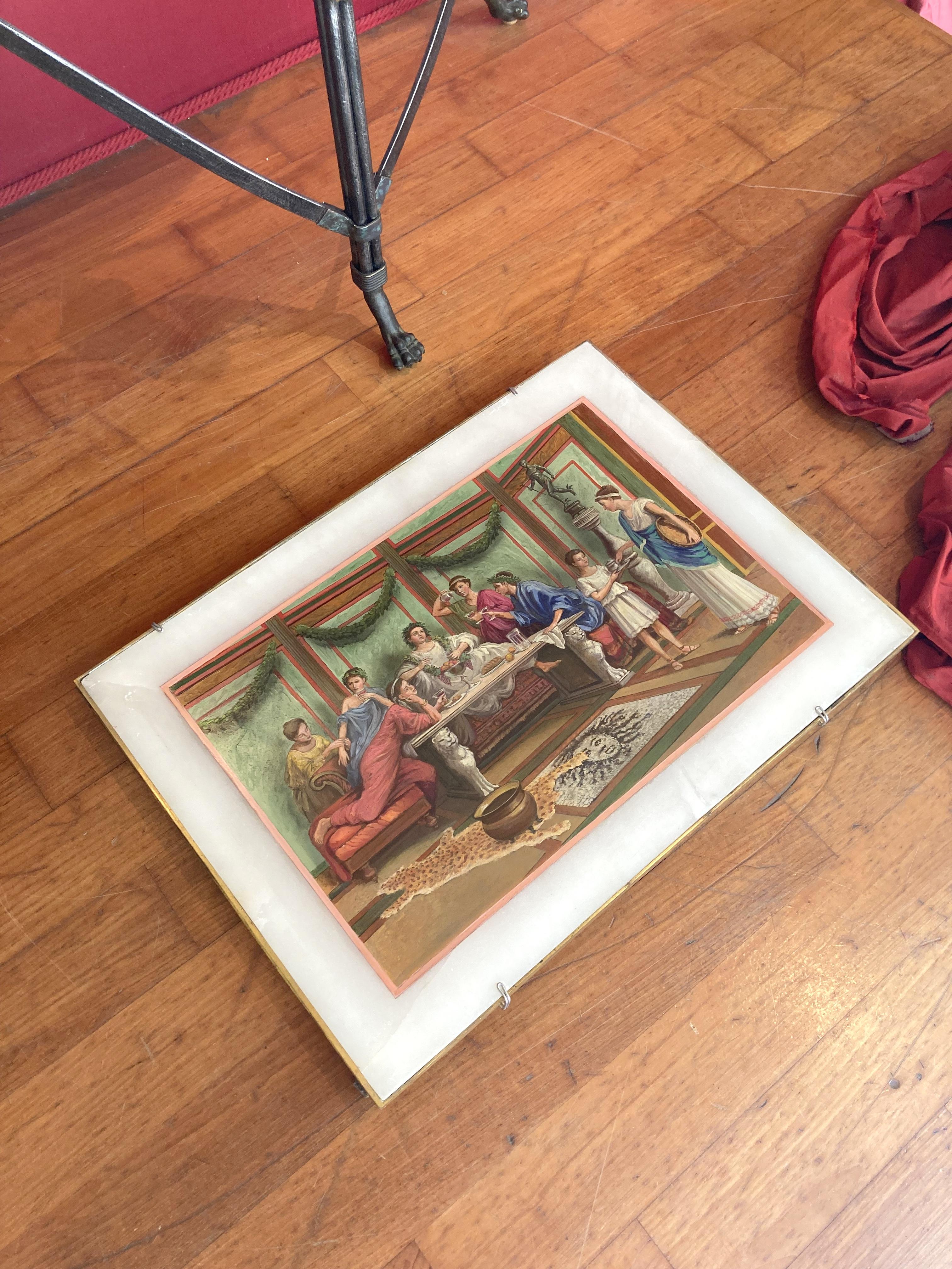 Cette huile sur albâtre italienne du XIXe siècle représente un intérieur opulent de style néoclassique pompéien avec des gens en train de festoyer.
La scène intérieure figurative est peinte sur une dalle d'albâtre rectangulaire et logée dans un