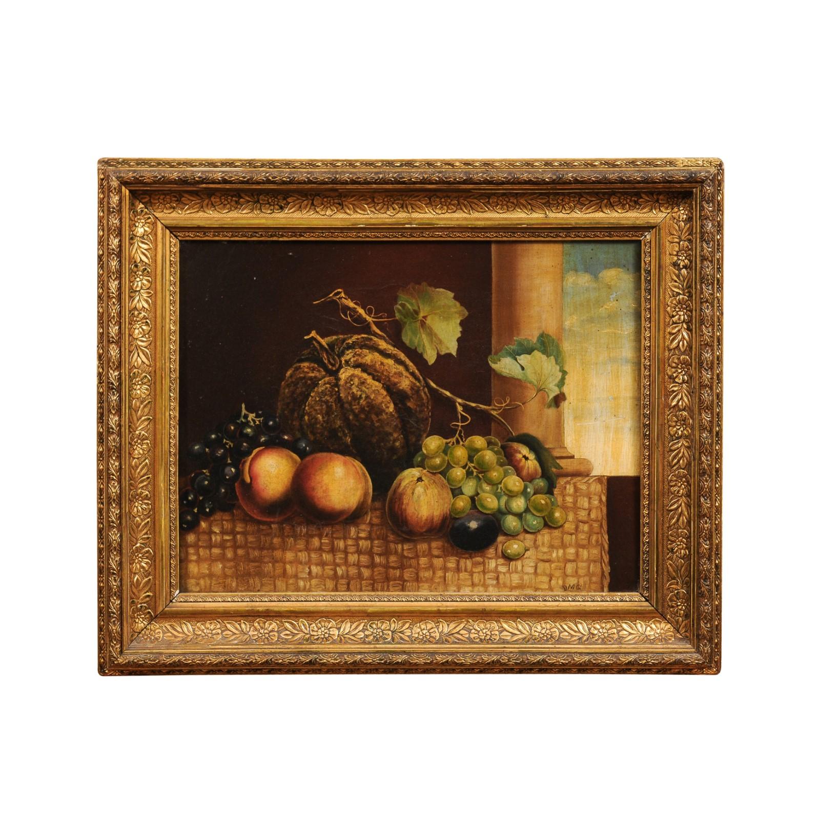 Ein italienisches Stillleben in Öl auf Leinwand aus dem 19. Jahrhundert, das Früchte vor einer Säule und einem offenen Himmel zeigt, in einem Rahmen aus Goldholz. Dieses im 19. Jahrhundert in Italien entstandene Stillleben in Öl auf Leinwand zeigt