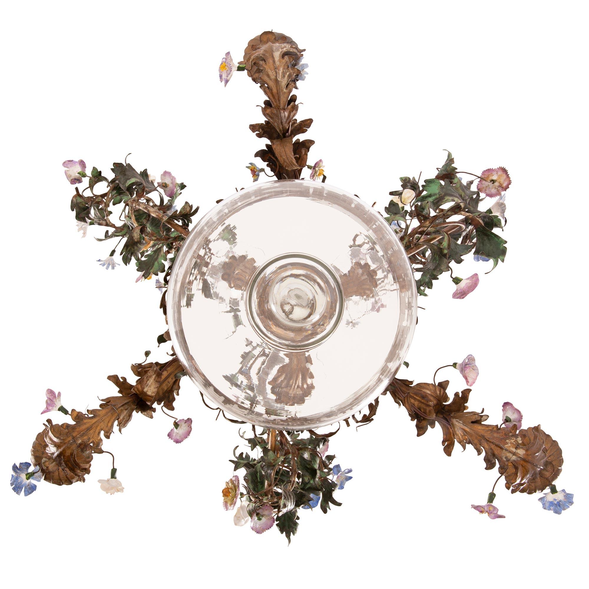 Italienischer Kronleuchter aus bemaltem und vergoldetem Metall aus dem 19. Jahrhundert im Angebot 6