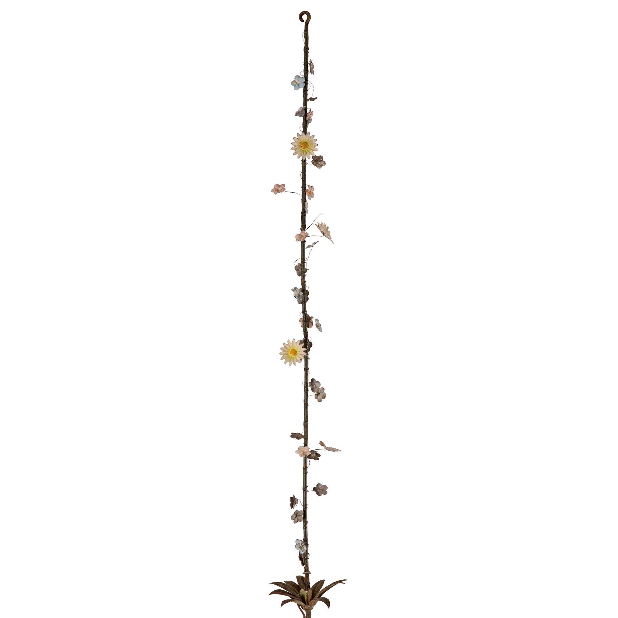 Italienischer Kronleuchter aus bemaltem und vergoldetem Metall aus dem 19. Jahrhundert (Louis XVI.) im Angebot