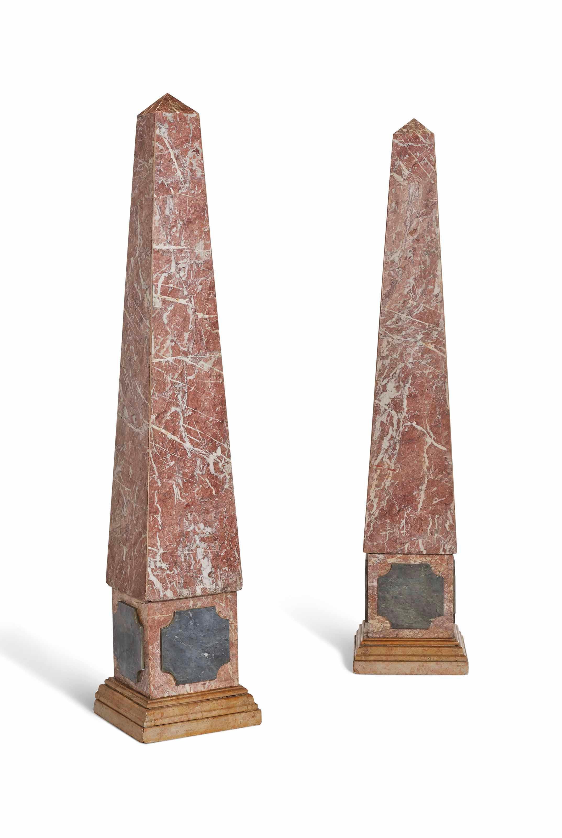Paar sehr hohe italienische Obelisken aus dekorativem Marmor aus dem 19. Jahrhundert (Italienisch) im Angebot