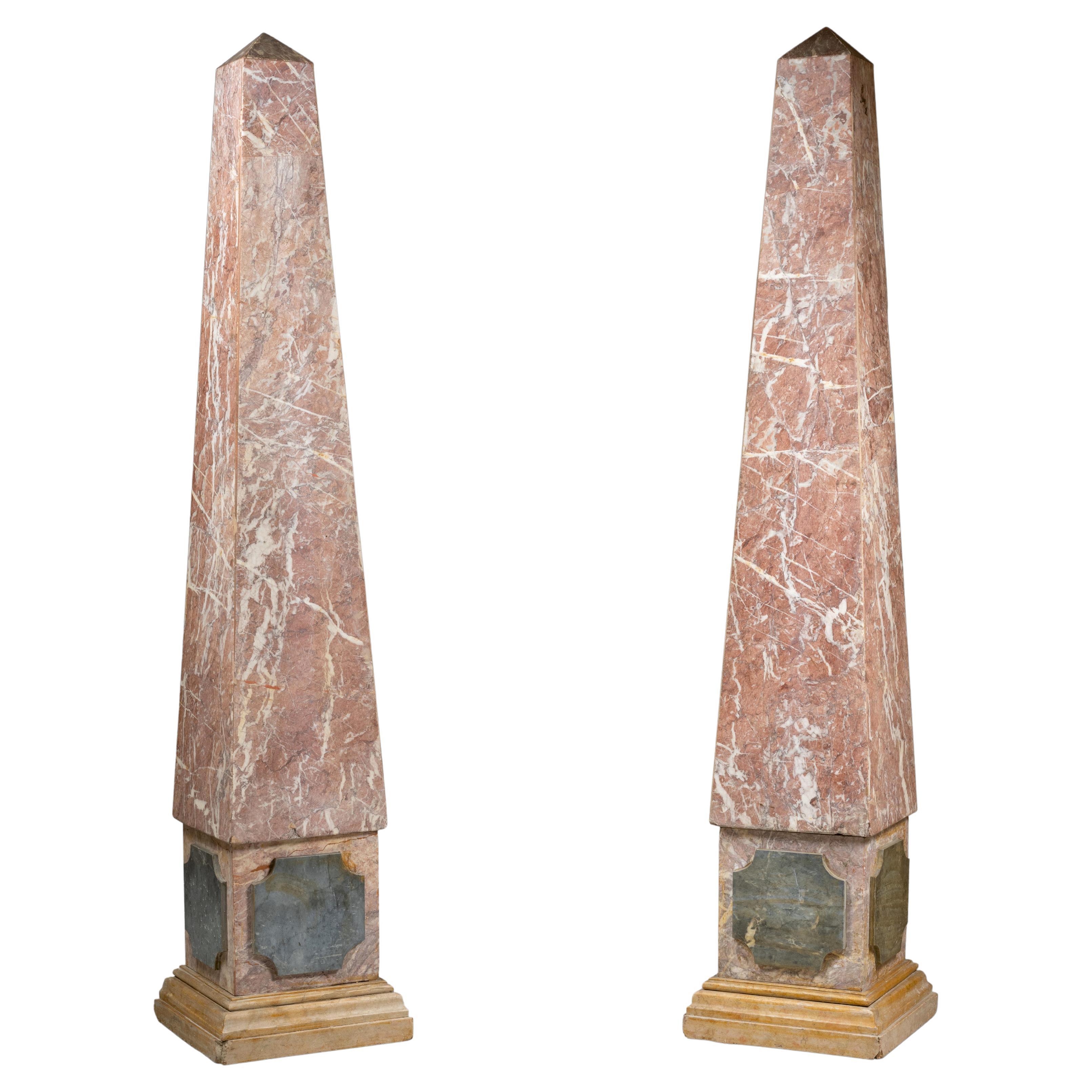 Paar sehr hohe italienische Obelisken aus dekorativem Marmor aus dem 19. Jahrhundert im Angebot